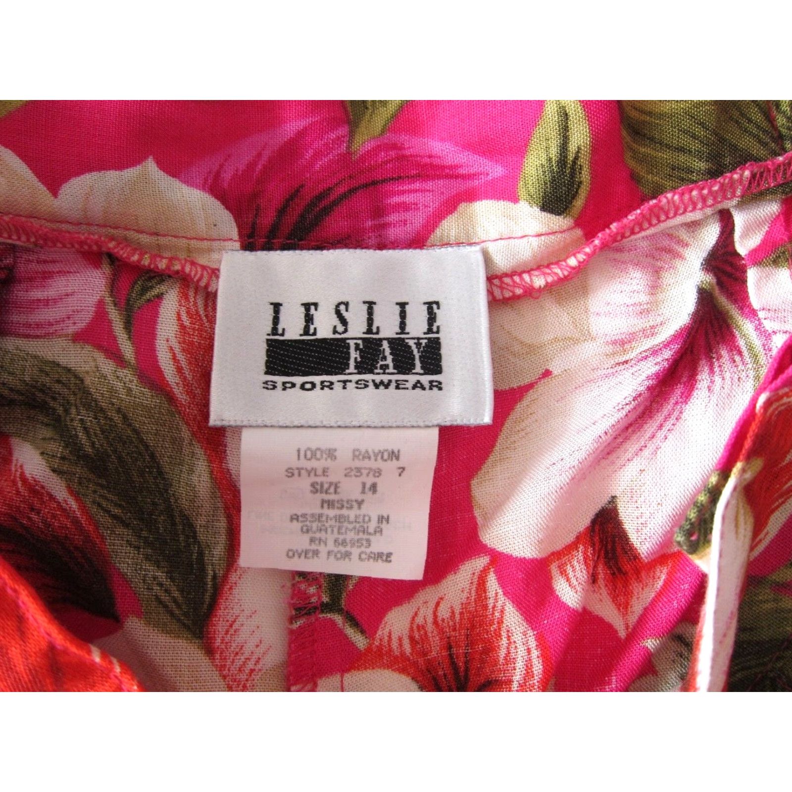 Vintage Leslie Fay Missy Bermuda Shorts Women M Pink 100% Rayon High Rise Pleated Side Pockets White Green 30" waist 16" rise 50" hip 8.5" inseam Size 32" / US 10 / IT 46 - 4 Thumbnail