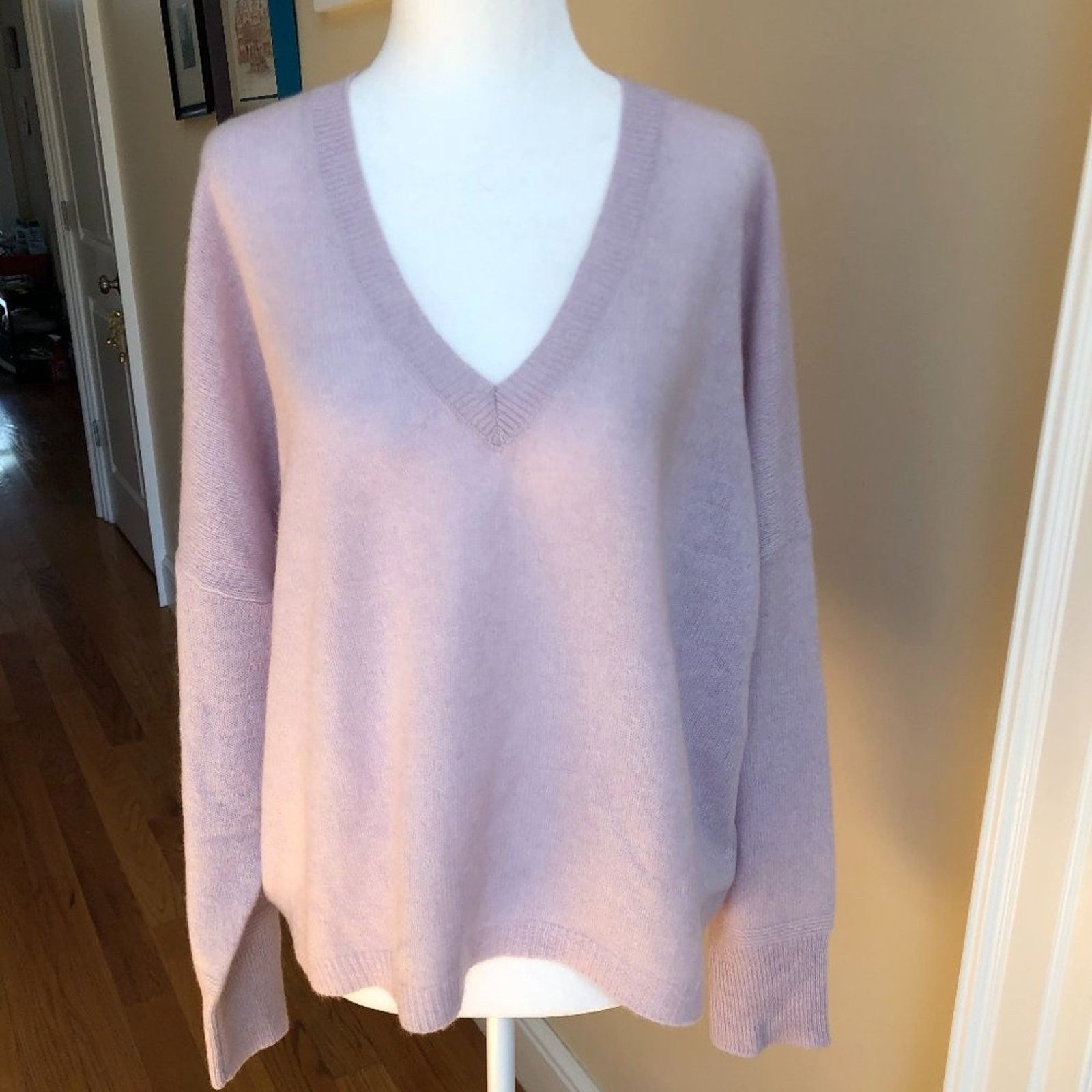 360Cashmere 360 Cashmere V-Neck Cashmere Sweater Size M / US 6-8 / IT 42-44 - 1 Thumbnail