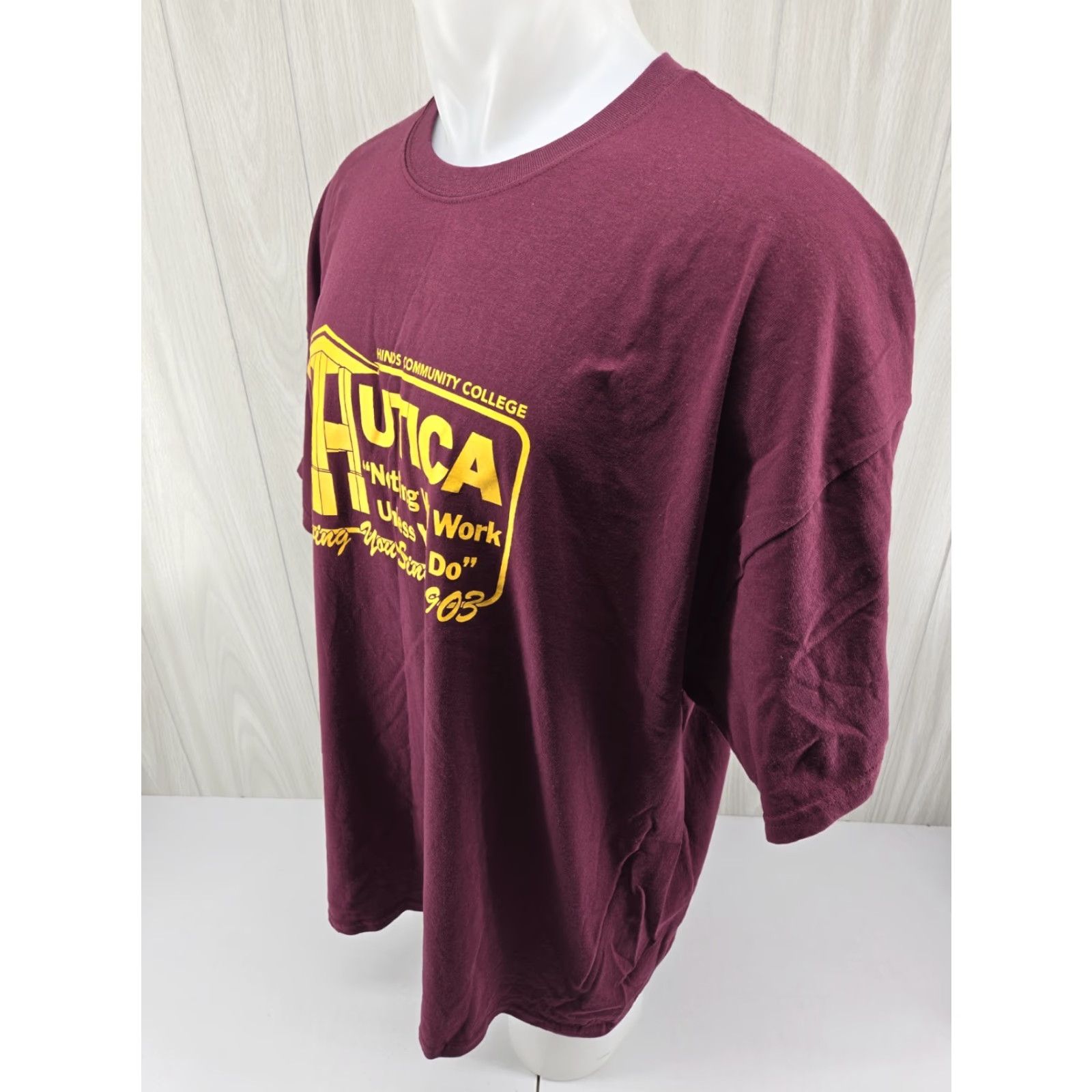 Gildan VINTAGE Gildan HINDS COMMUNITY COLLEGE Maroon T-Shirt Mens 3XL Crew Neck Short Sleeve Logo Knit Cotton Size US XXL / EU 58 / 5 - 5 Thumbnail