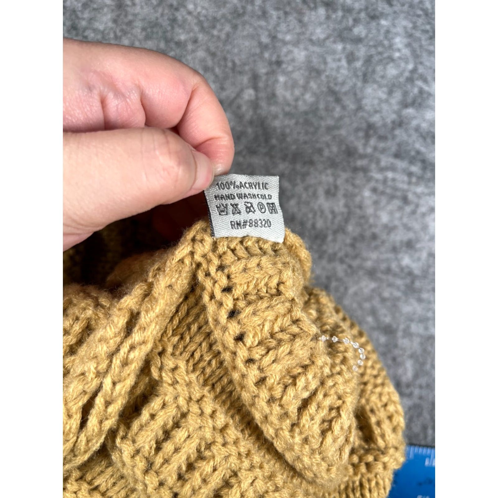 Vintage C.C Exclusives Beanie Toque Beanie Women One Size Beige Acrylic Knit Logo Outdoor Ski Fall Winter Size ONE SIZE - 8 Thumbnail