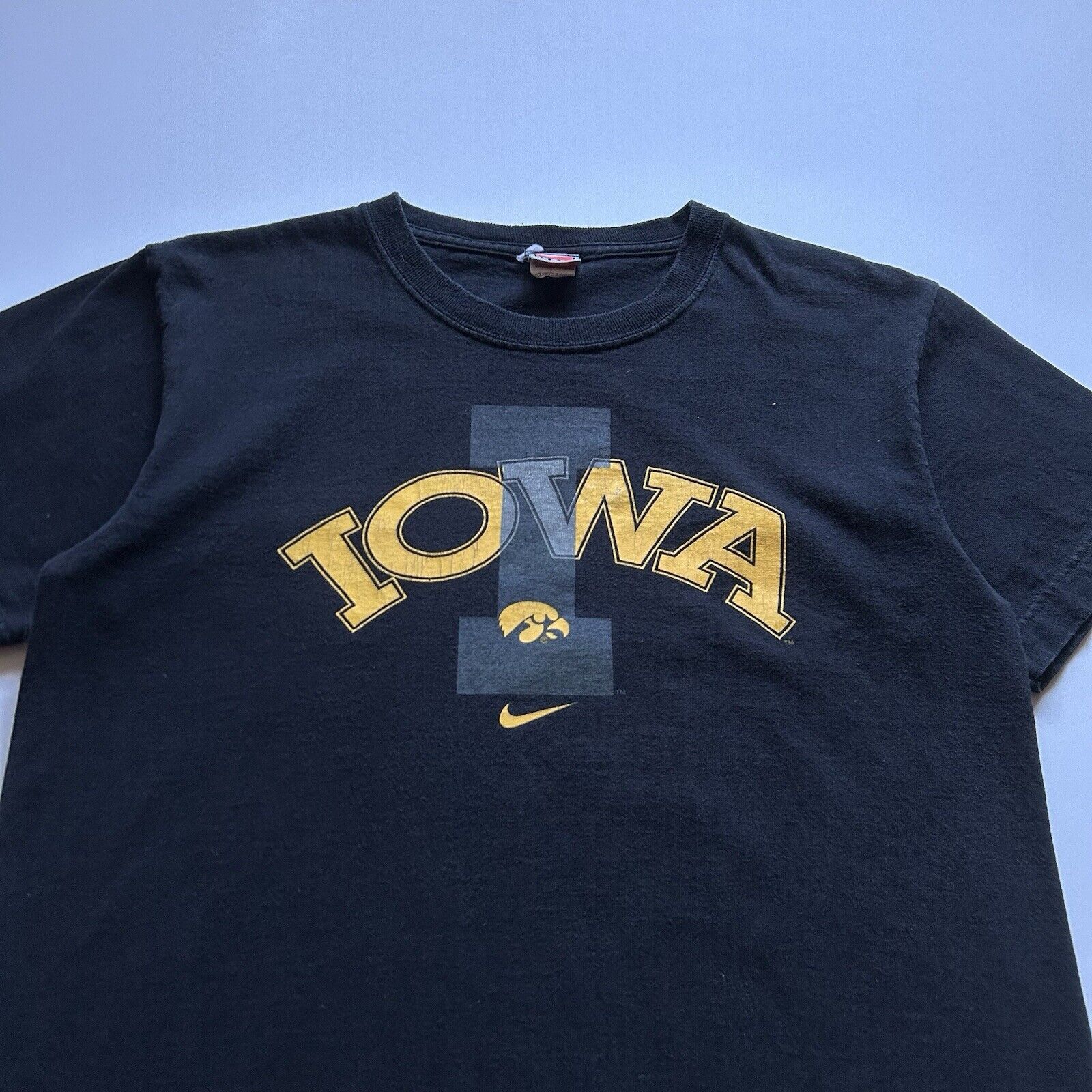 NCAA Vintage 90s Nike Iowa Hawkeyes NCAA Center Swoosh T Shirt XS Size US XS / EU 42 / 0 - 2 Thumbnail