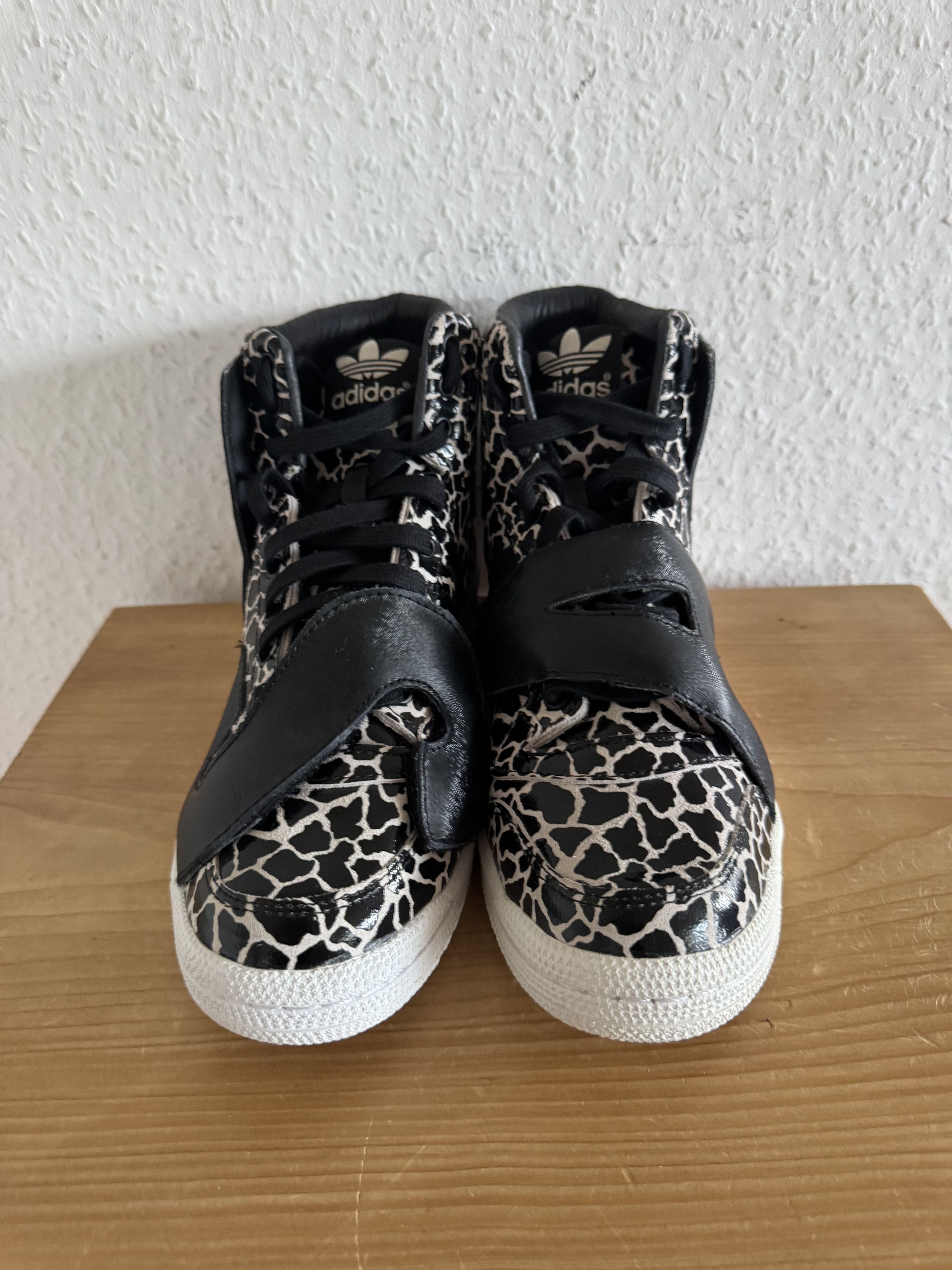 Adidas × Jeremy Scott JS Letters Giraffe Size US 7.5 / EU 40-41 - 4 Thumbnail