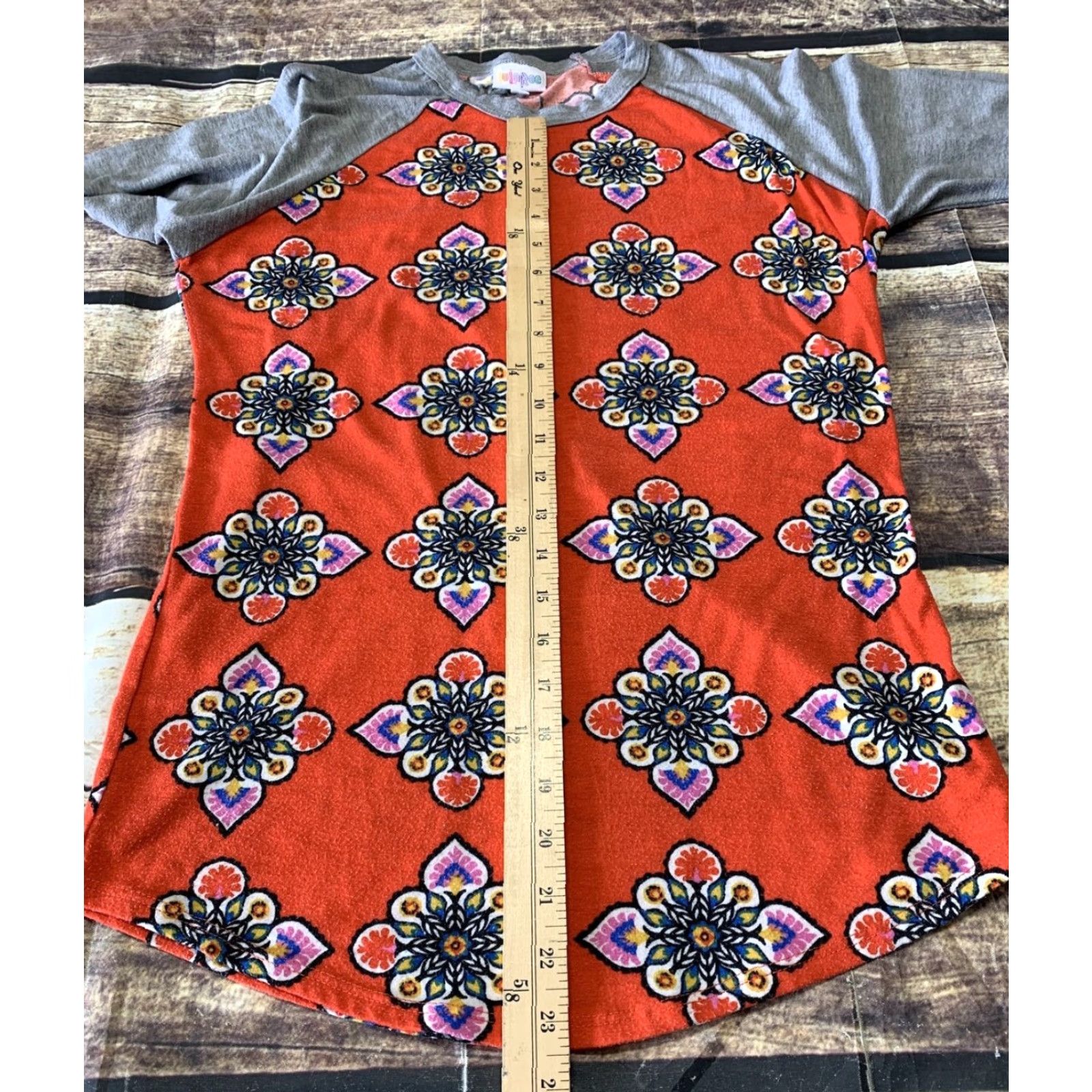 Vintage **LuLaRoe Women's XS Gray 3/4 Sleeve Red Floral Pullover T-Shirt** User: LuLaRoe Women's XS Gray 3/4 Sleeve Red Floral Pullover T-Shirt Size XS / US 0-2 / IT 36-38 - 6 Thumbnail