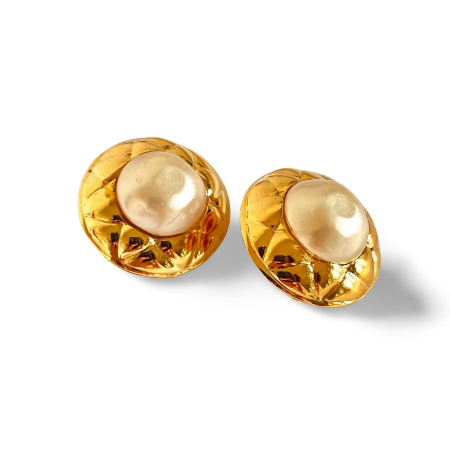 Chanel Vintage CHANEL golden round earrings with faux pearl Size ONE SIZE - 1 Thumbnail