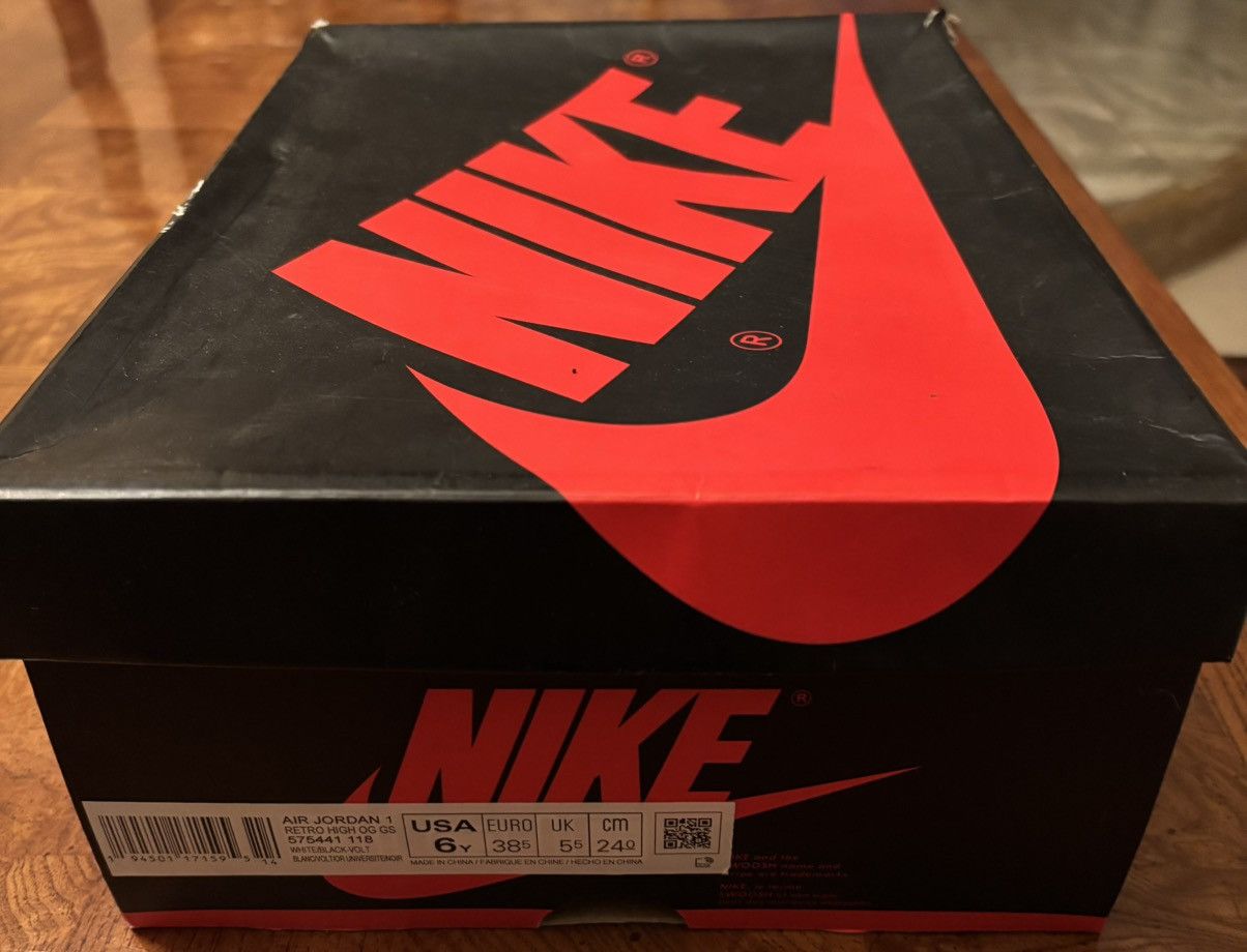 Jordan Brand Air Jordan 1 Retro High OG GS 'Volt Gold' Size US 6 / EU 39 - 9 Thumbnail