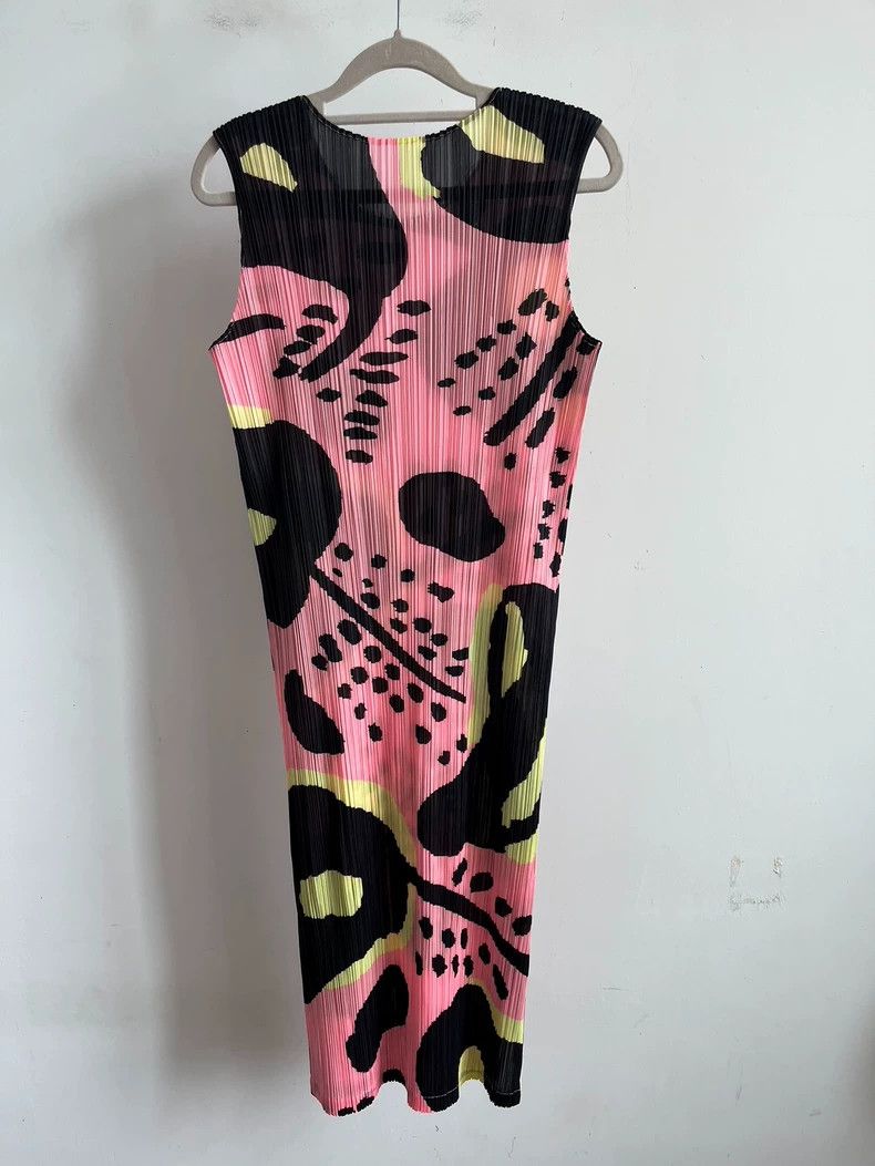 Issey Miyake Issey Miyake size:2 Pink and black pleated dress Size S / US 4 / IT 40 - 2 Thumbnail