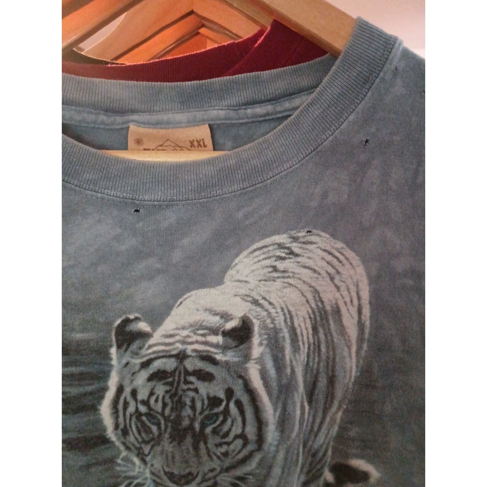 The Mountain VINTAGE The Mountain White Tiger T-shirt Mens 2XL White Distressed 2004 Alan Hunt Size US XXL / EU 58 / 5 - 2 Thumbnail