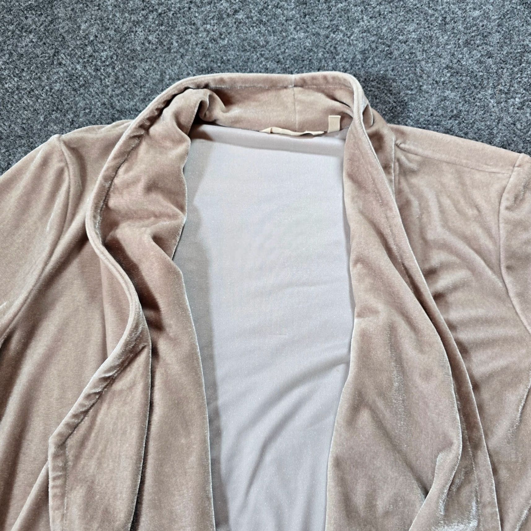 Vintage Susan Graver Cardigan Women M Velour Open Front 3/4 Sleeve Beige Tan Classic Vintage? Wait. Size M / US 6-8 / IT 42-44 - 2 Thumbnail