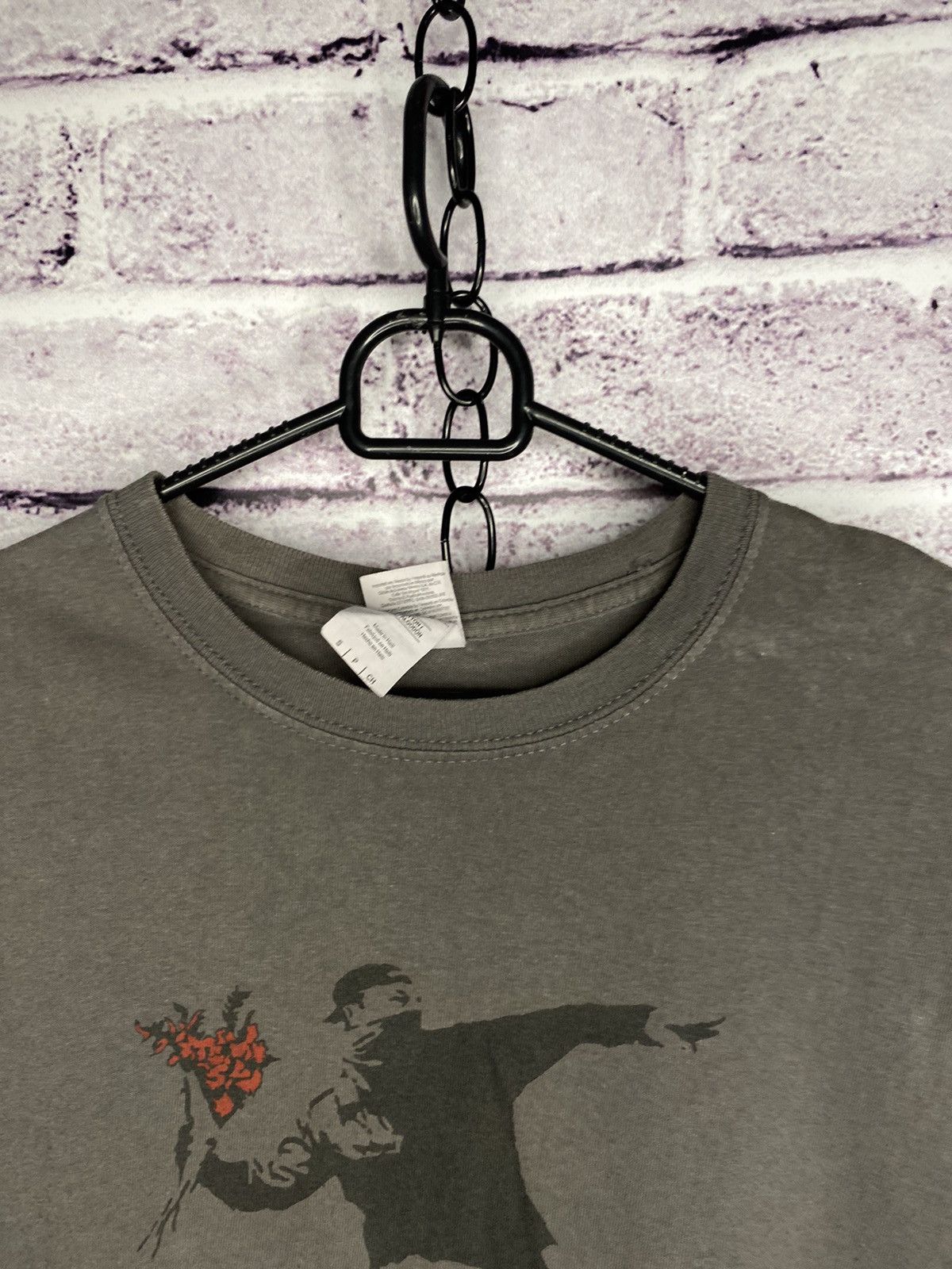 Other Vintage Unfledged Banksy Flower graphic Tee Shirt: Size US S / EU 44-46 / 1 - 3 Thumbnail
