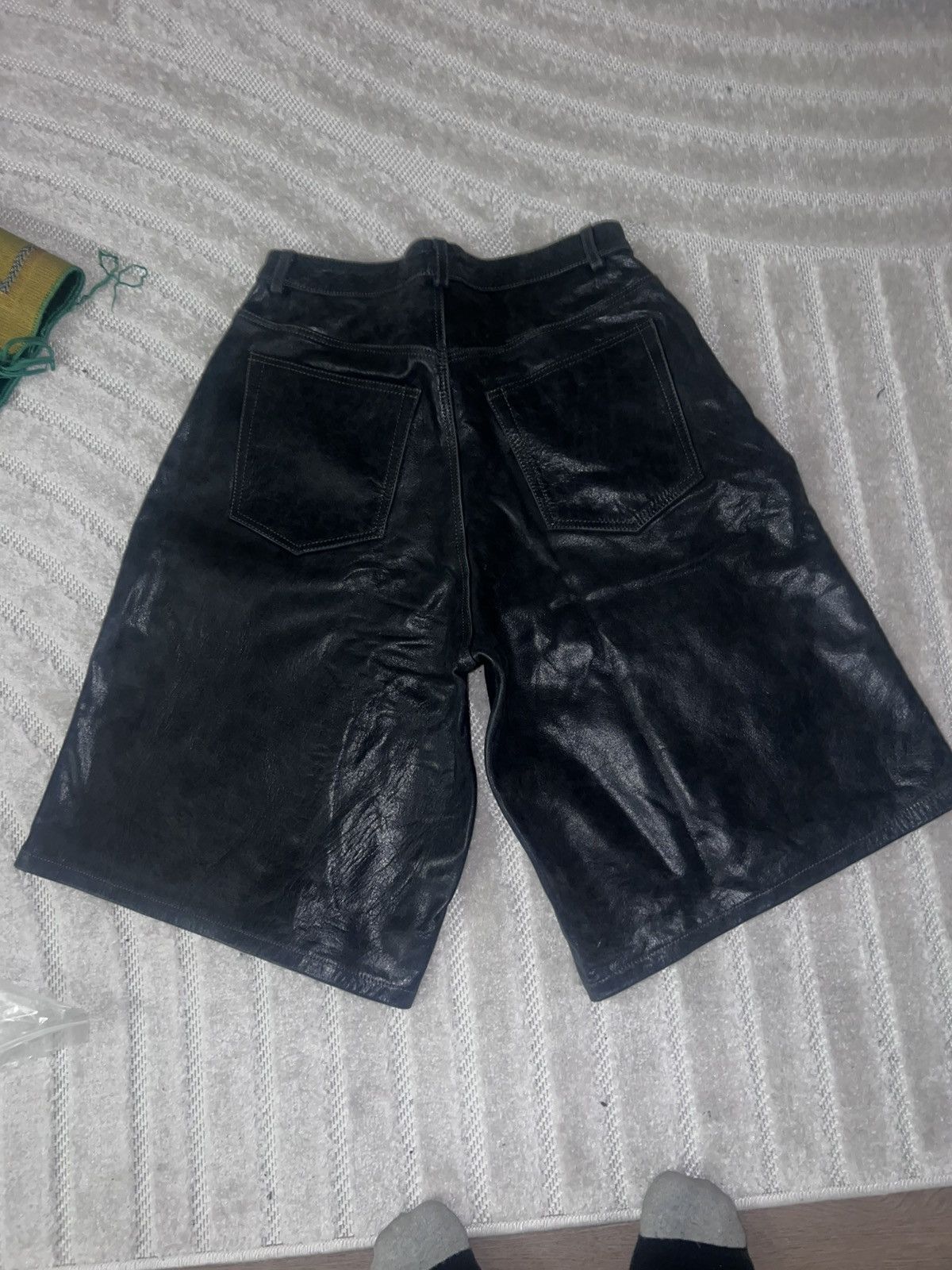 The GV Gallery Raspberry Hills black leather shorts size (30) small Size US 30 / EU 46 - 3 Thumbnail