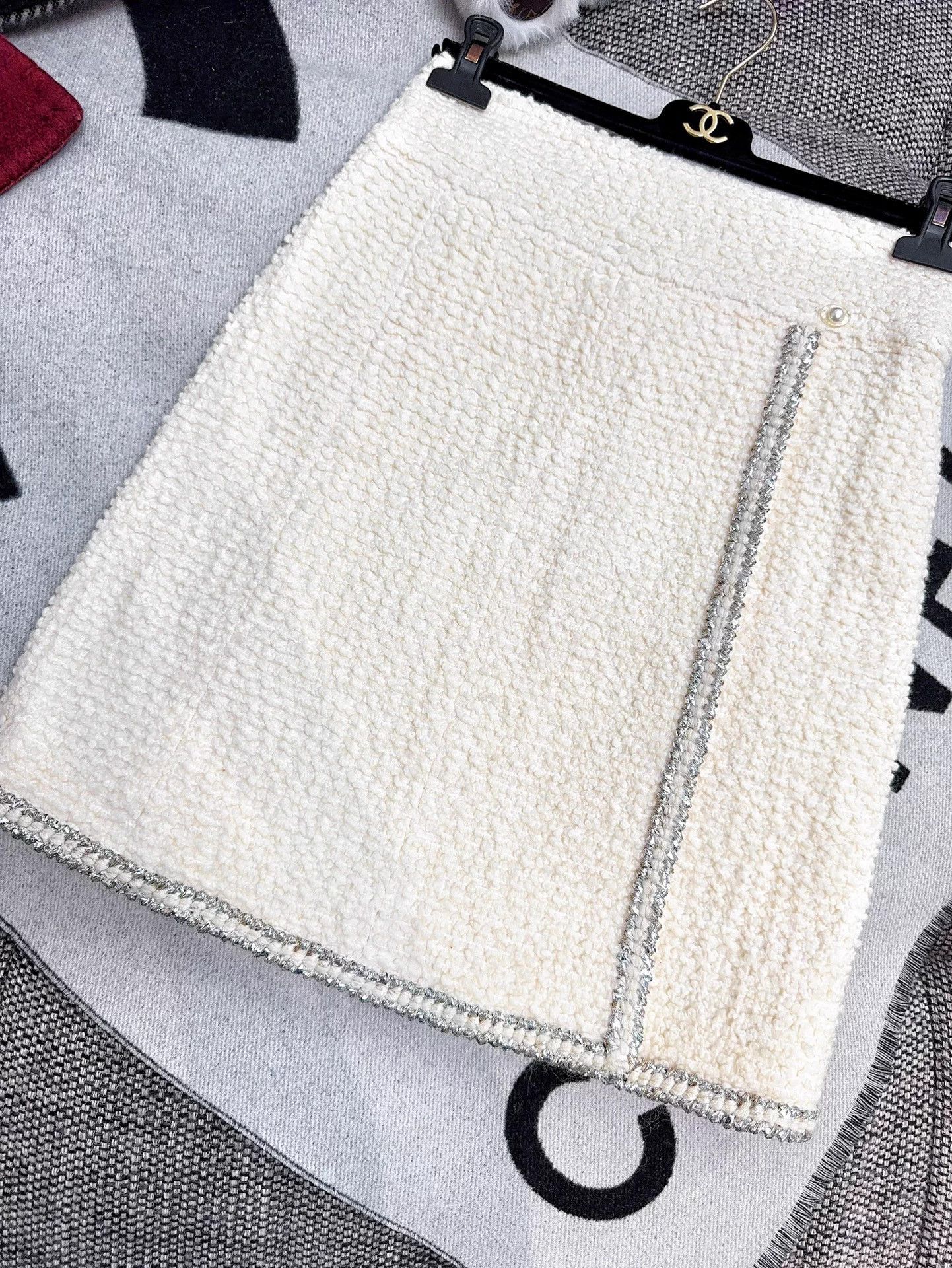 Chanel Chanel 17K Ivory Silver Trim Mini Skirt 36 Size 26" / US 2 / IT 38 - 3 Thumbnail
