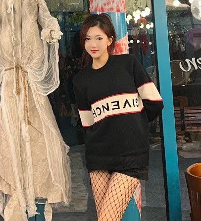 Givenchy Givenchy Black sweater with large logo on chest / Size XL Size US XL / EU 56 / 4 - 4 Thumbnail