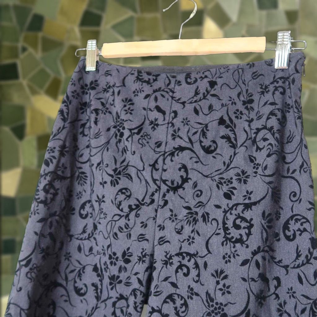 Vintage VINTAGE Karen Kane Pants 4 Black floral leaf velvet slim fit cigarette trouser pants Size 27" / US 4 / IT 40 - 1 Thumbnail