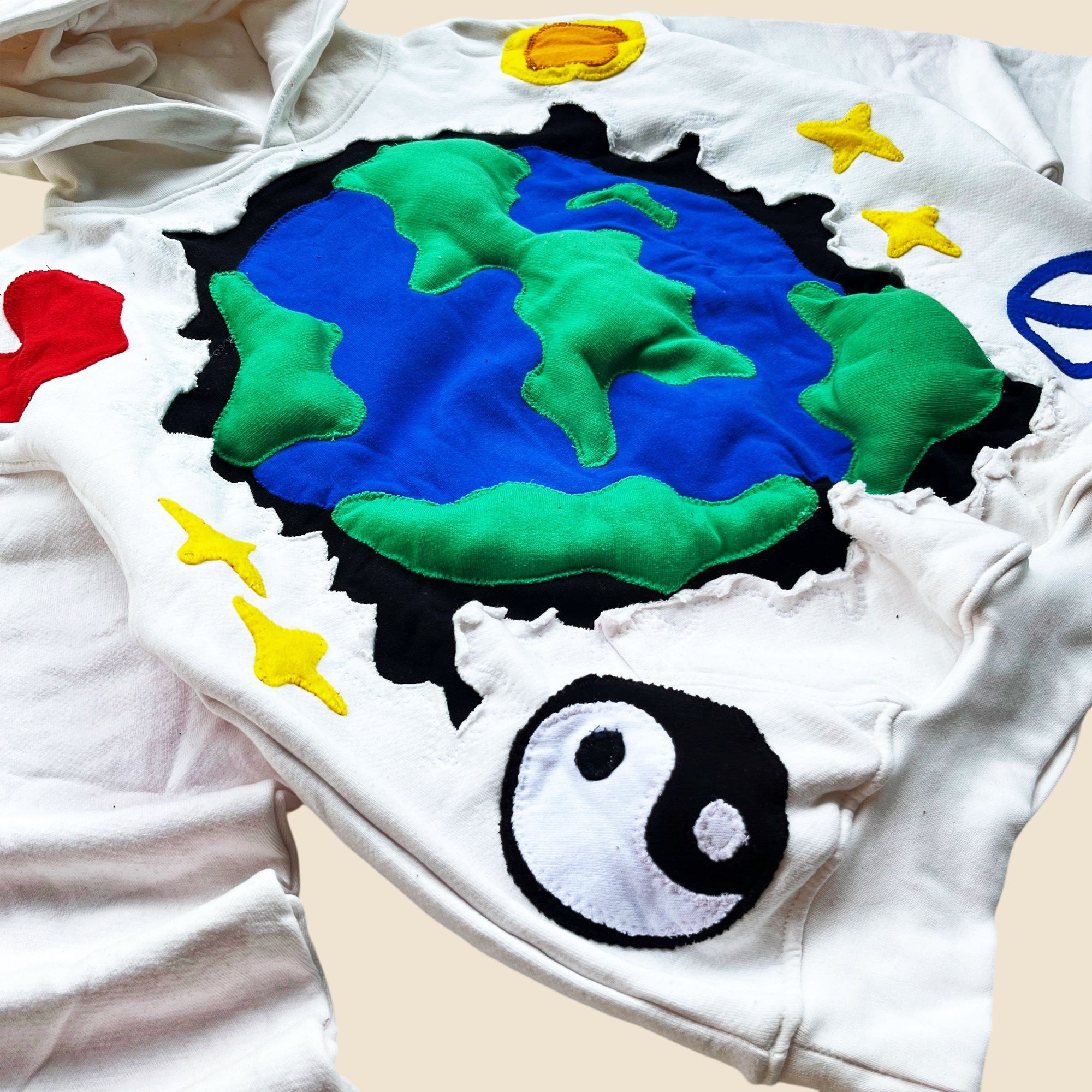 Handmade × Vintage 1 OF 1 REWORKED CRACKY 3D PUFF EARTH WHITE HOODIE SIZE L Size US L / EU 52-54 / 3 - 3 Thumbnail