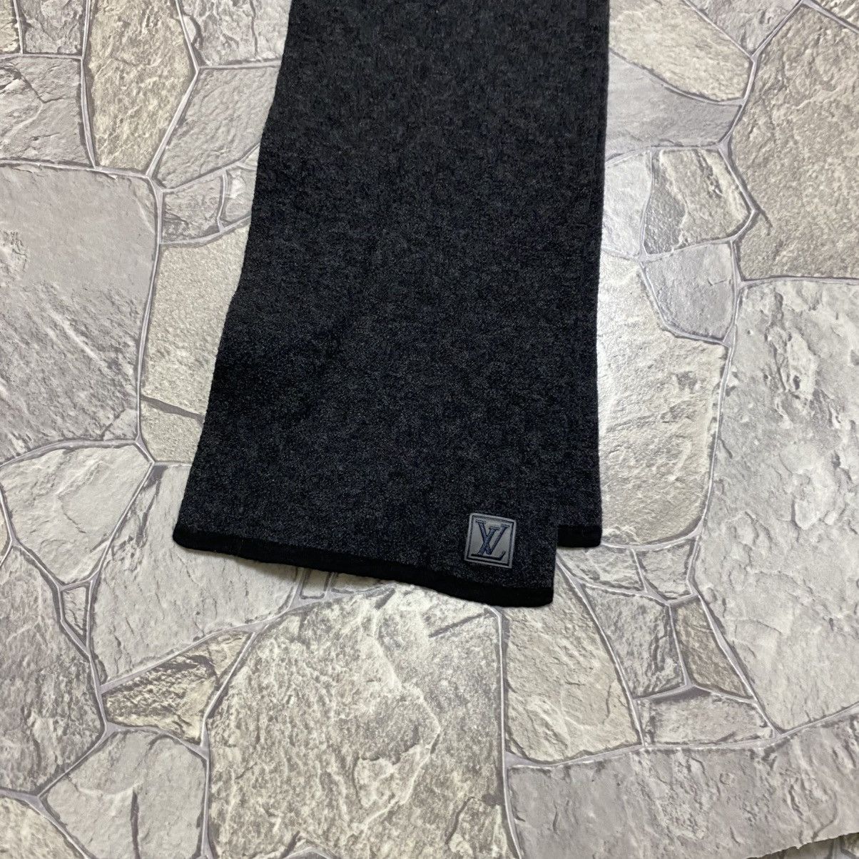 Louis Vuitton Louis Vuitton Scarf LV Logo Gray and Black Wool Size ONE SIZE - 2 Thumbnail