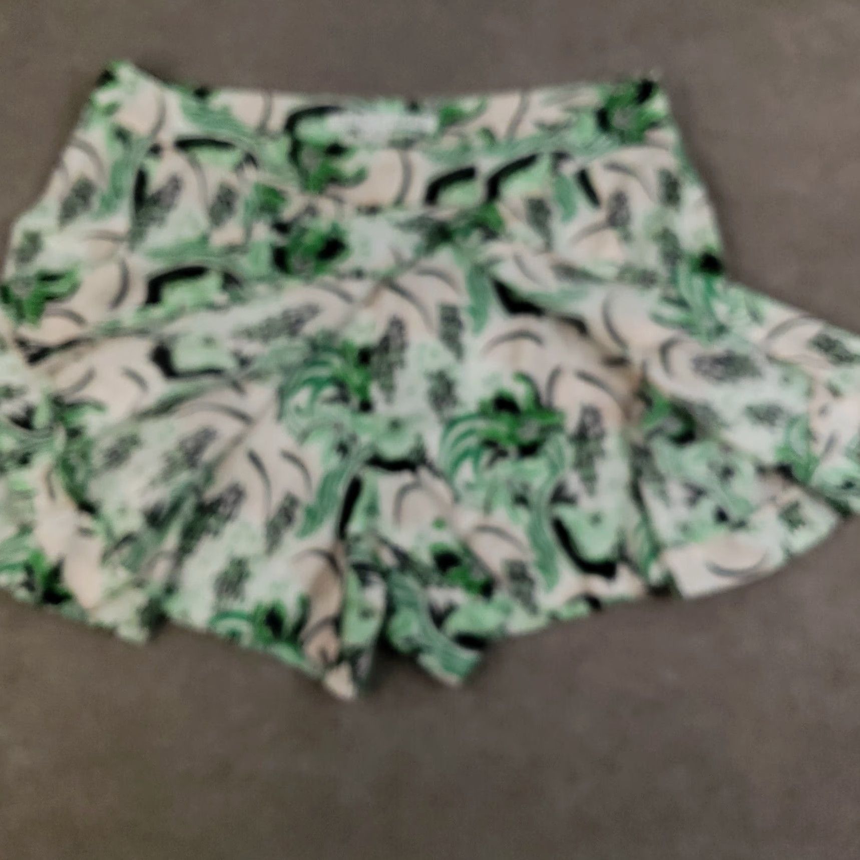 Veronica Beard VERONICA BEARD Skort Women Size 8 Green Pink Pleated Silk Spandex Floral Lightweight Stretch Size 30" / US 8 / IT 44 - 2 Thumbnail