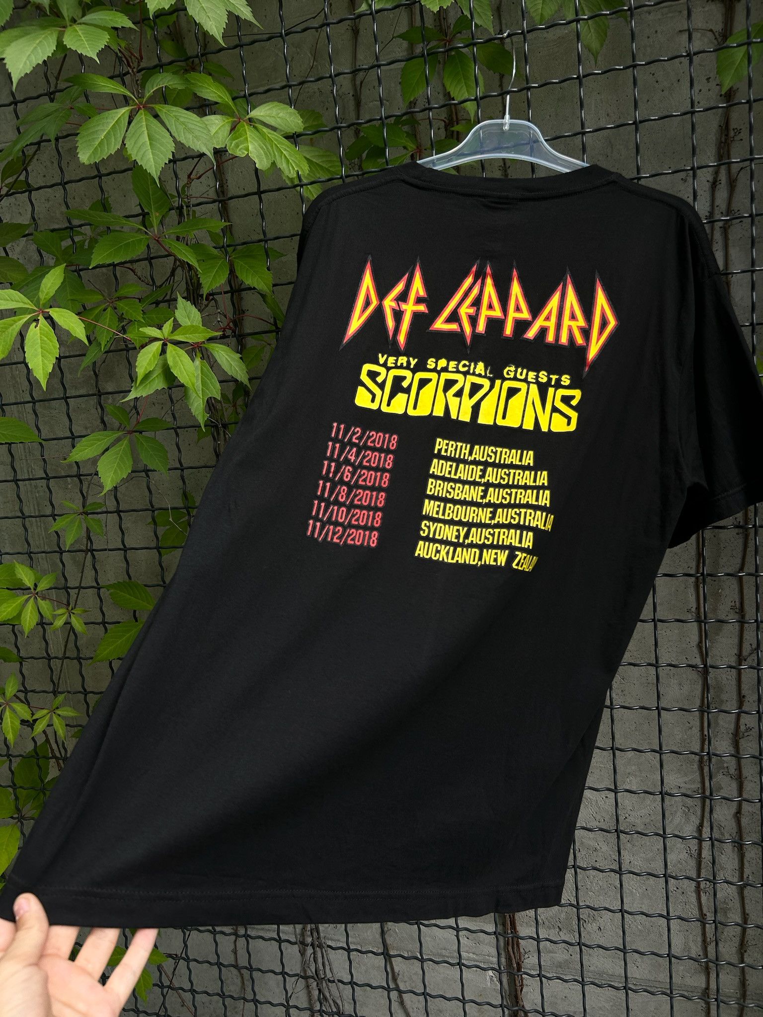 Band Tees Vintage 2018 Def Leppard Scorpions T-shirt Size US XL / EU 56 / 4 - 12 Thumbnail