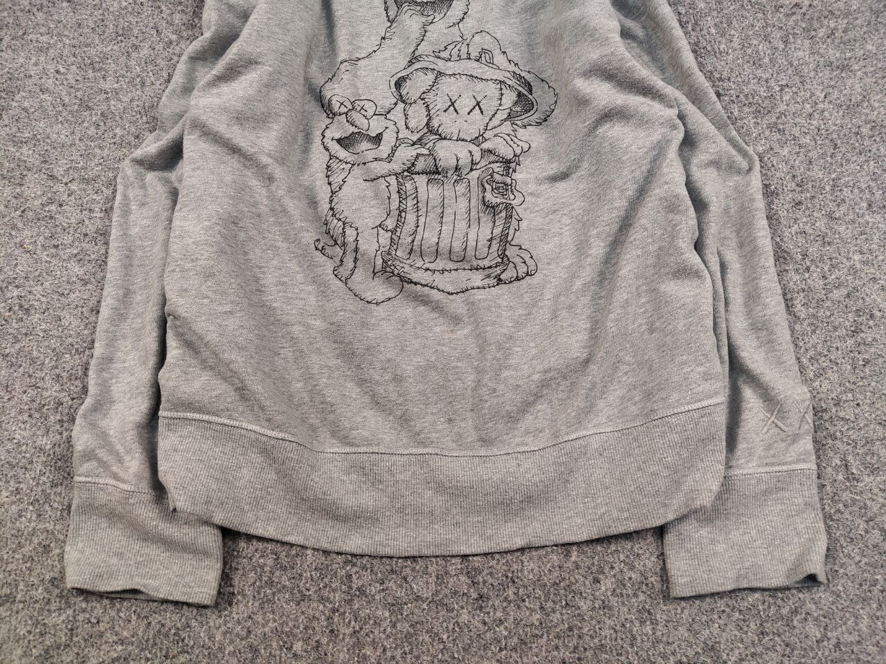 Kaws × Uniqlo Uniqlo x Kaws Sesame Street Logo Gray Crew Chek Sweatshirt Size US L / EU 52-54 / 3 - 9 Thumbnail