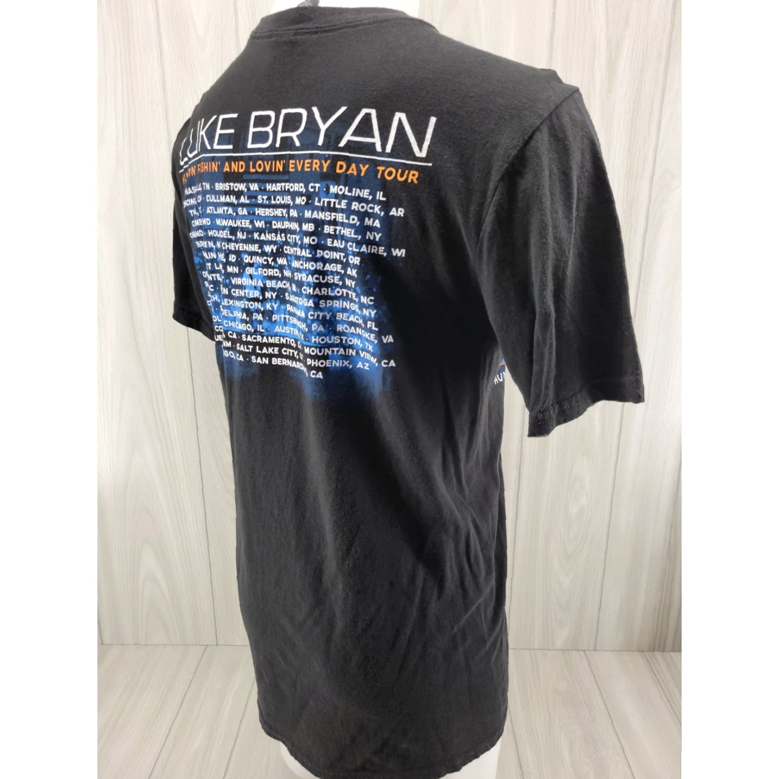 Vintage VINTAGE LUKE BRYAN Live 2017 Hunting Fishing and Loving Every Day Tour Concert T-Shirt L Men Black Short Sleeve Gender Mens Size US L / EU 52-54 / 3 - 5 Thumbnail