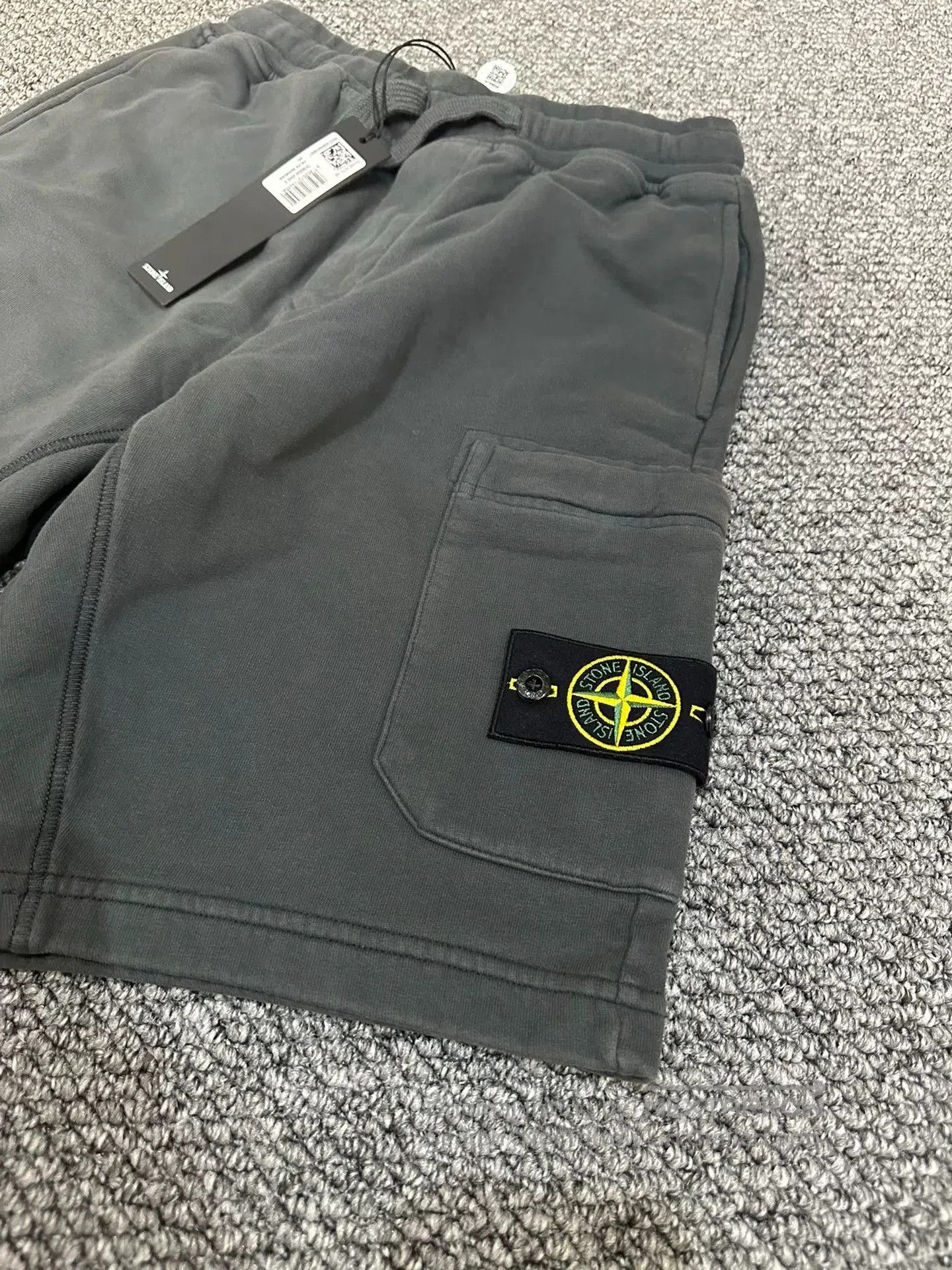 Stone Island stone island summer shorts in dark gray. Size US 44 / EU 60 - 2 Thumbnail