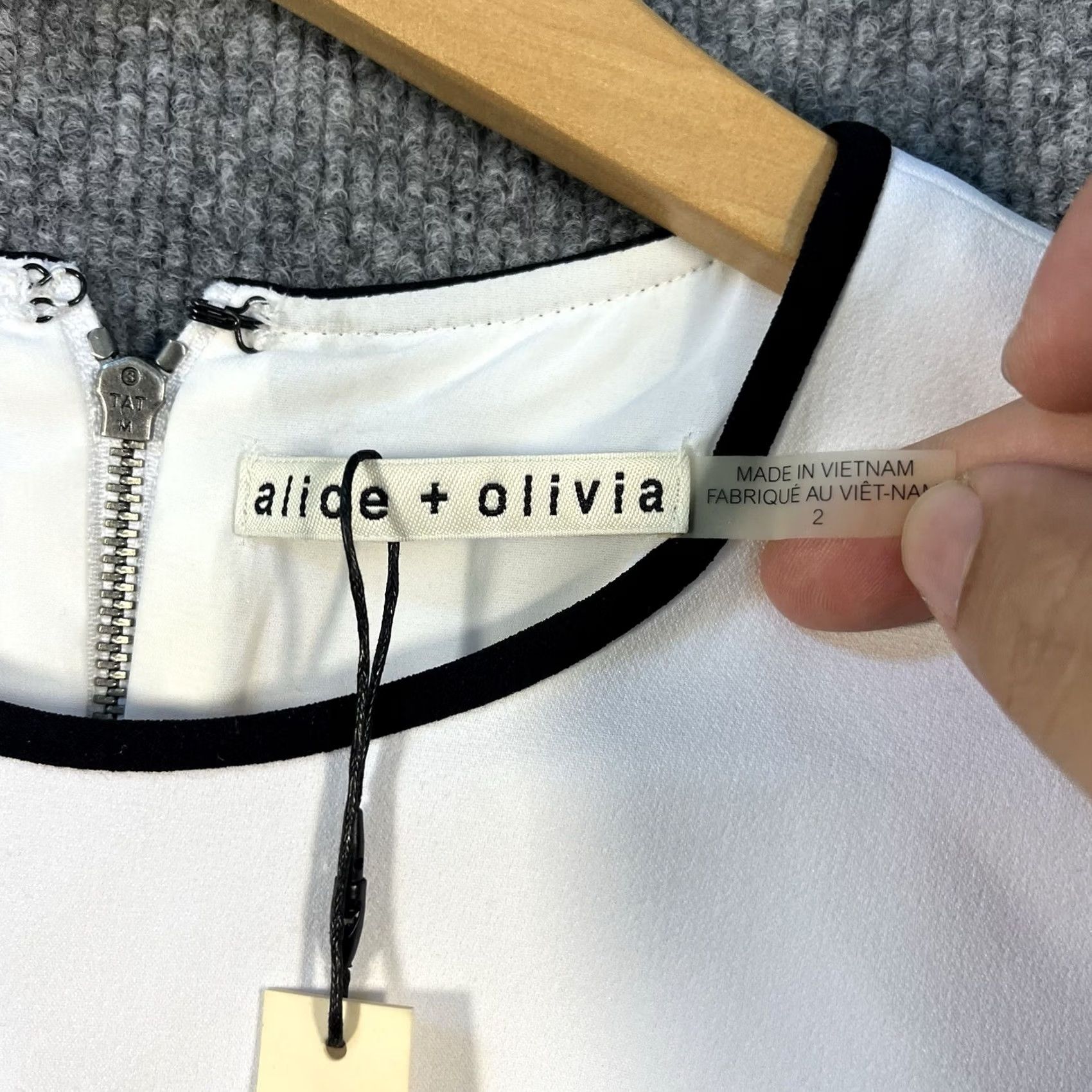 Alice + Olivia Alice + Olivia Emilee Sheath Dress Sleeveless White Size 2 NWT MSRP 30 Party Cocktail Short 文字?? Size XS / US 0-2 / IT 36-38 - 4 Thumbnail
