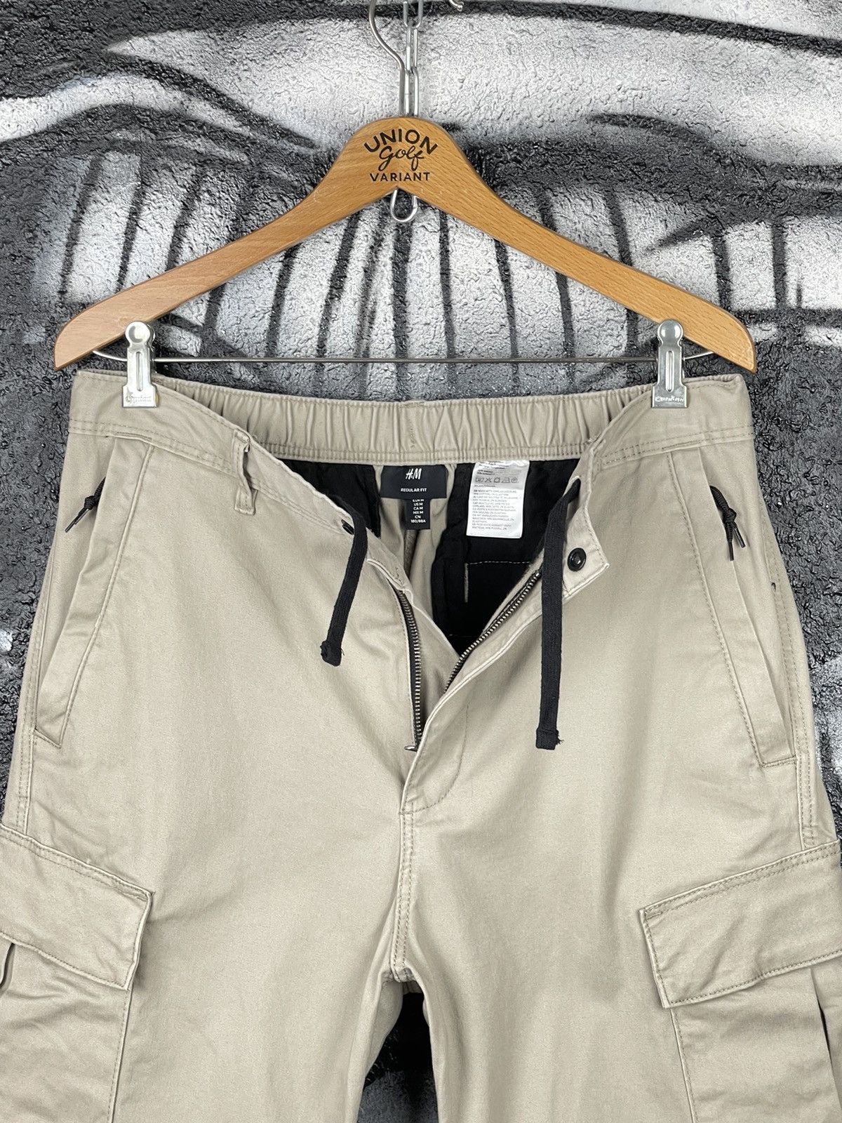 H&M H&M Regular Fit Beige Cotton Cargo Pants Men’s Size Medium Size US 32 / EU 48 - 2 Thumbnail