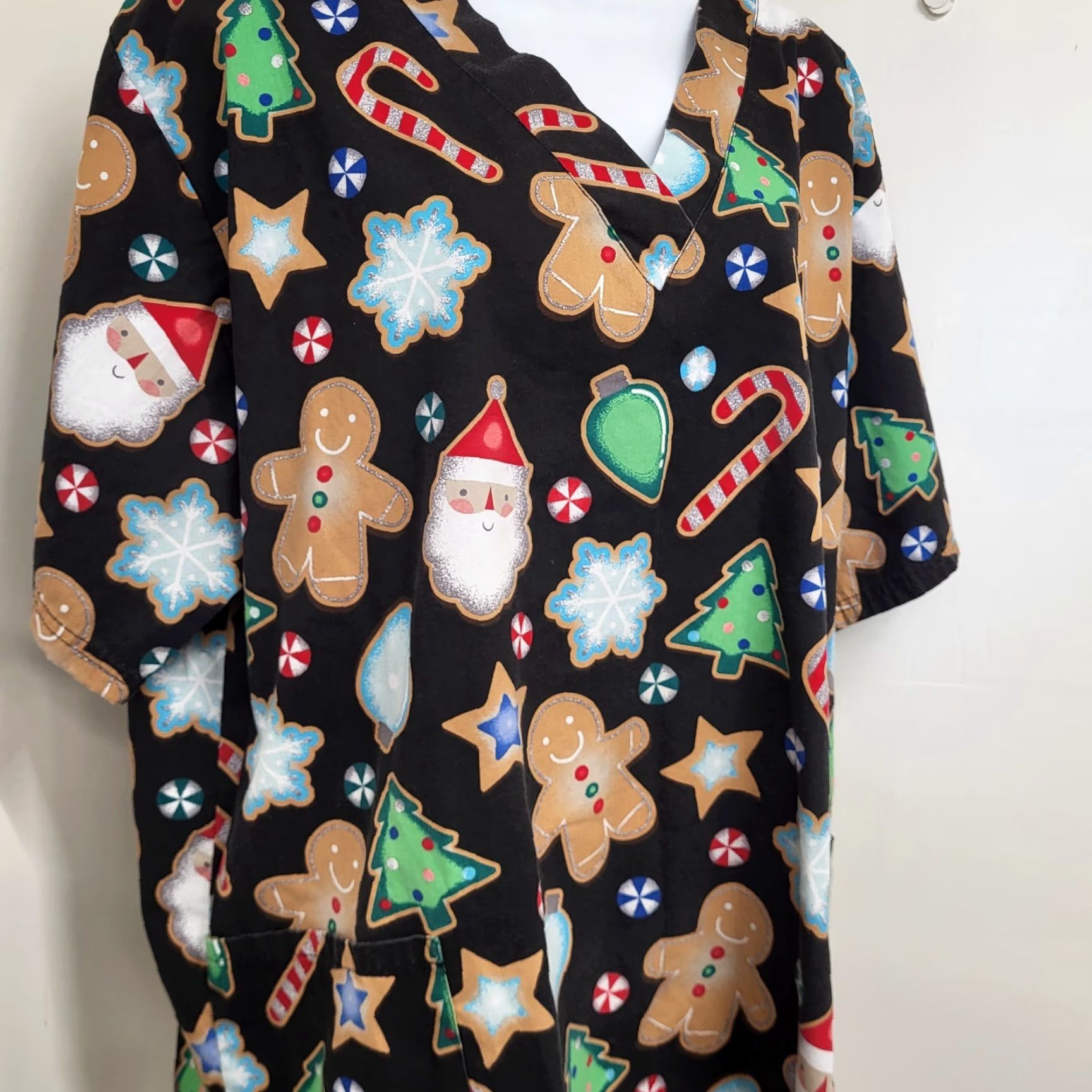 Buttero Butter Soft Scrub Top Women's XL Multicolor Christmas Gingerbread Candy Cane Scrub Top Womens XL Multicolor Christmas Size XL / US 12-14 / IT 48-50 - 3 Thumbnail