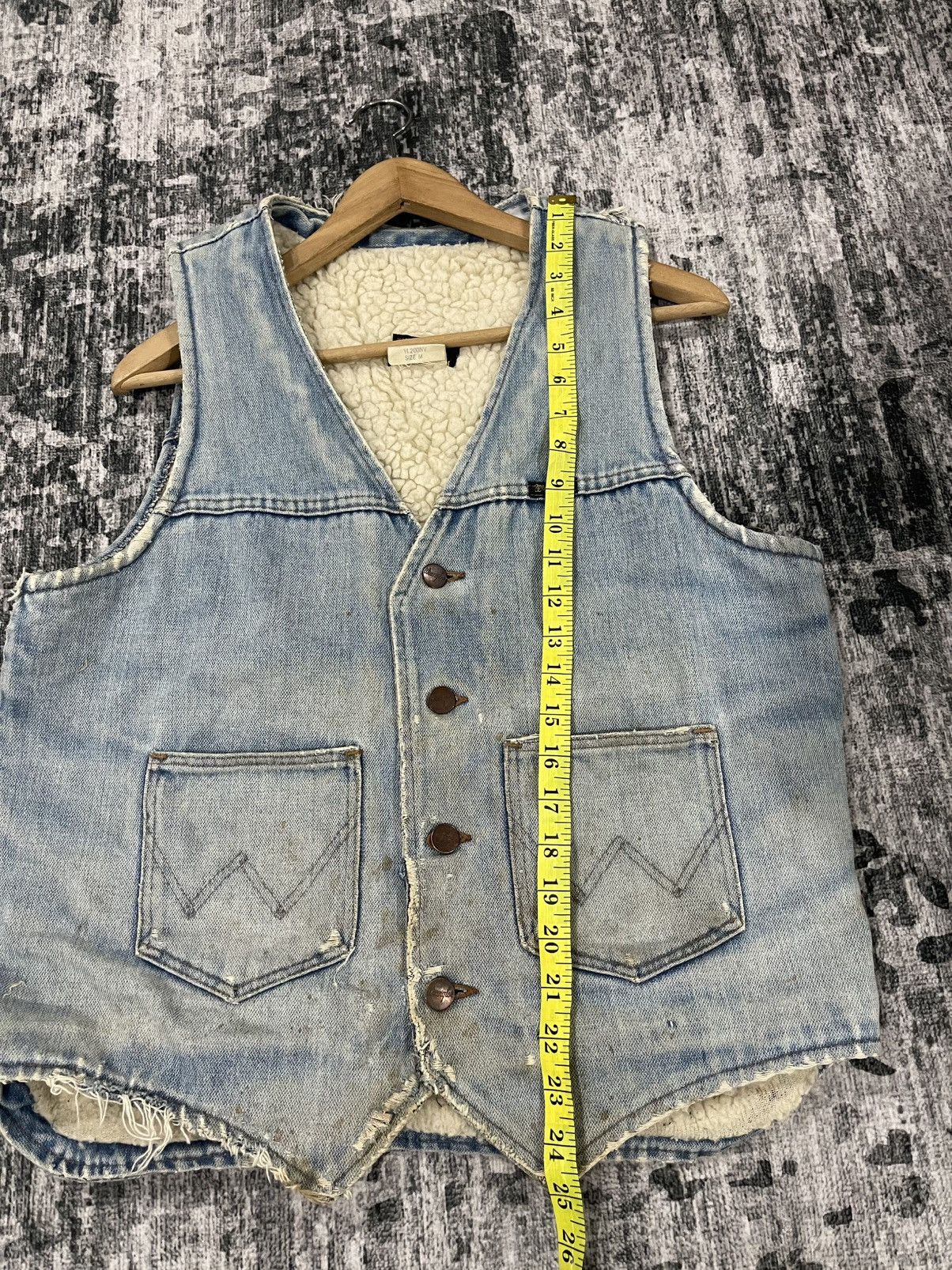 Wrangler Vintage Wrangler Sherpa Lined Distressed Denim Vest Size US M / EU 48-50 / 2 - 17 Thumbnail