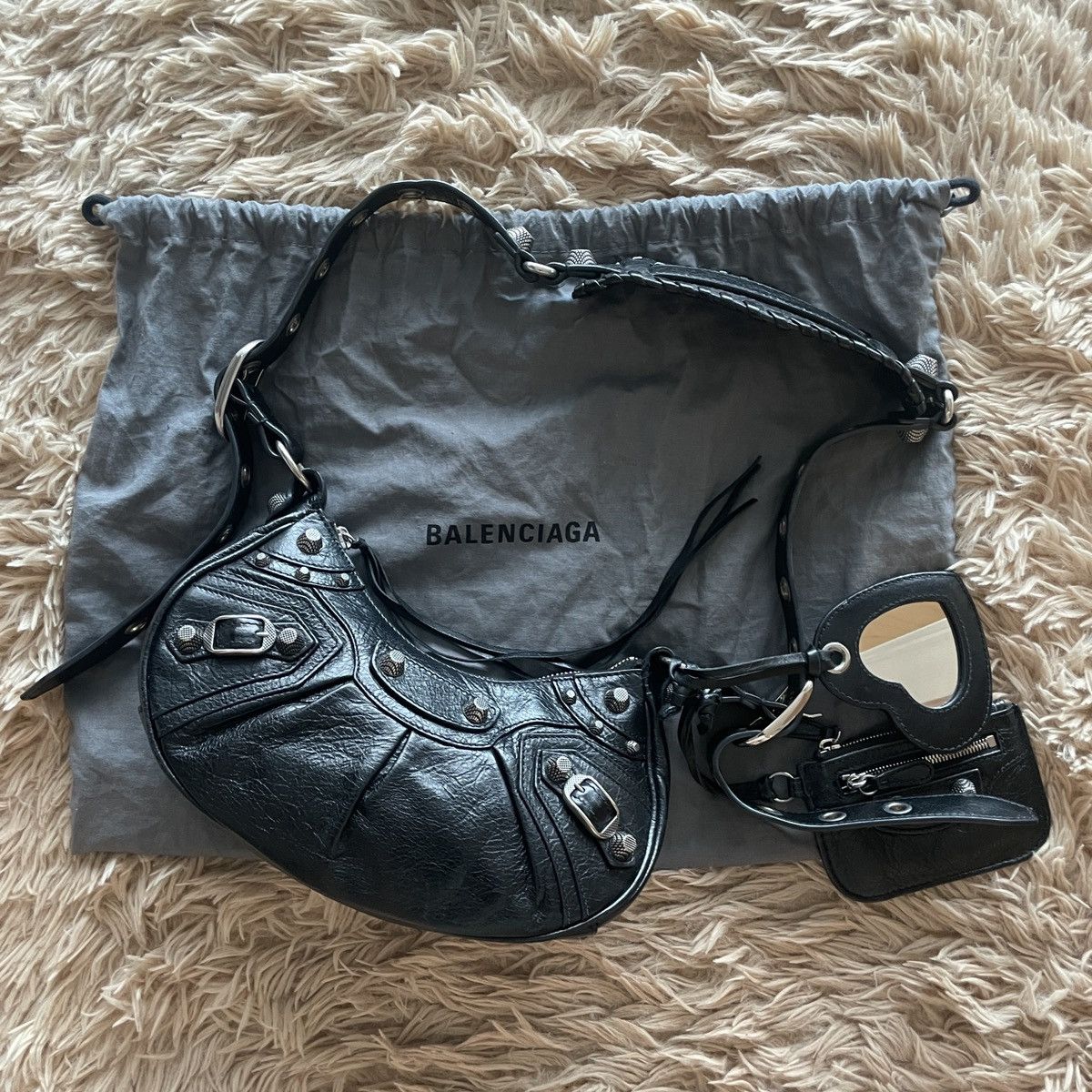 アウトレット【BALENCIAGA】CAGOLE SHOUDER BAG グラフィティー Balenciaga Le Cagole Shoulder Bag XS Black/White Graffiti in