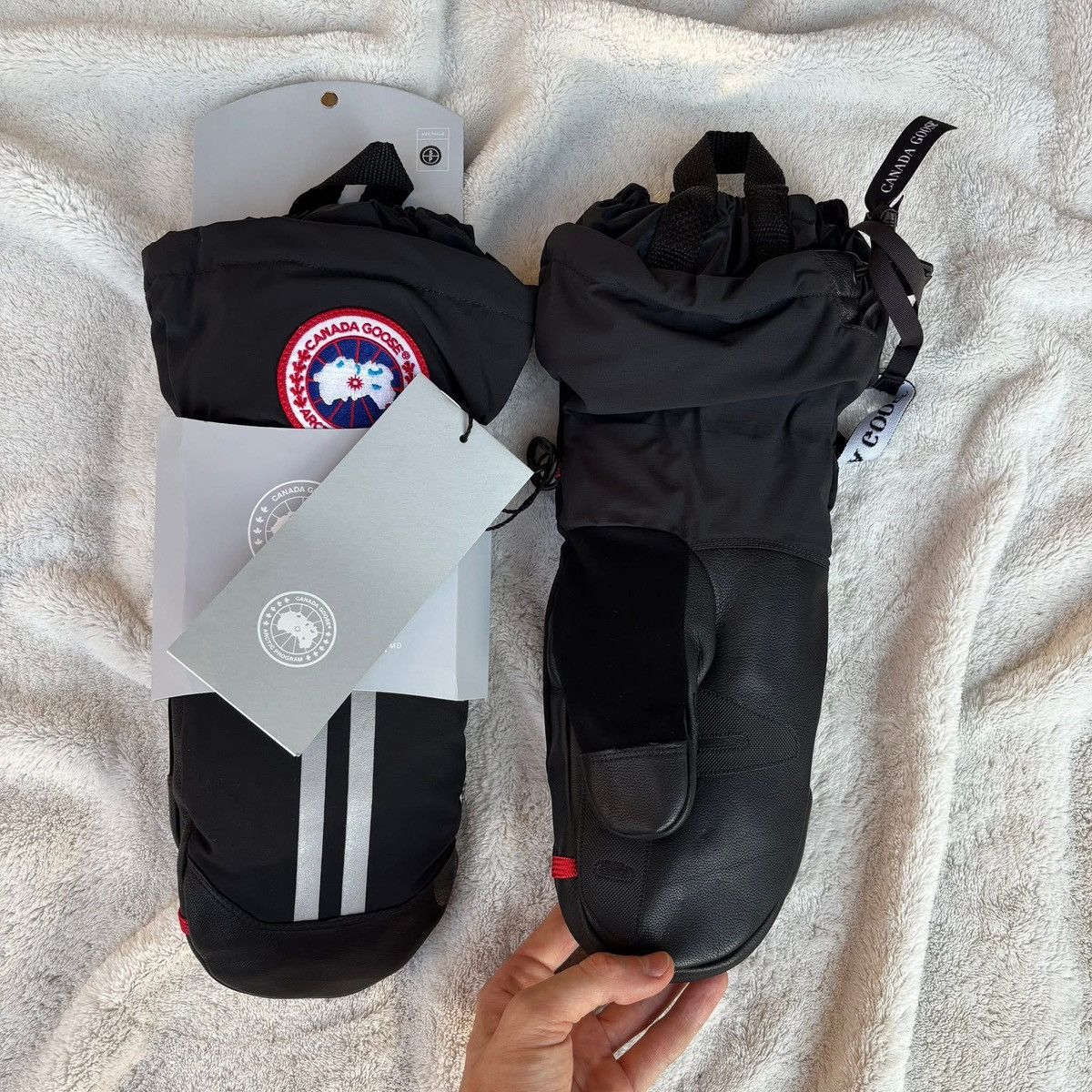 Canada Goose Size S - Canada Goose Classic Badge Black Mittens Size ONE SIZE - 4 Thumbnail