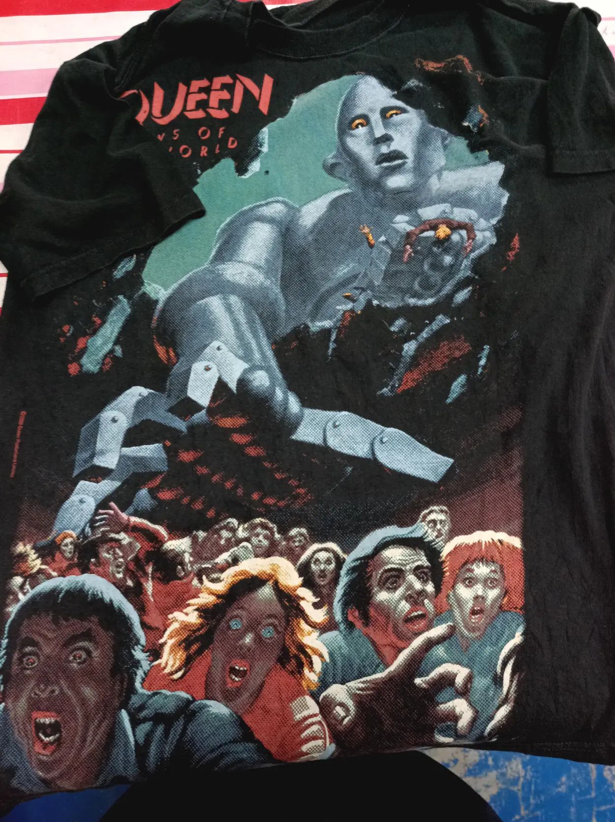Band Tees Y2k QUEEN NEW OF THE WORLD CONCERT. Size US L / EU 52-54 / 3 - 5 Thumbnail