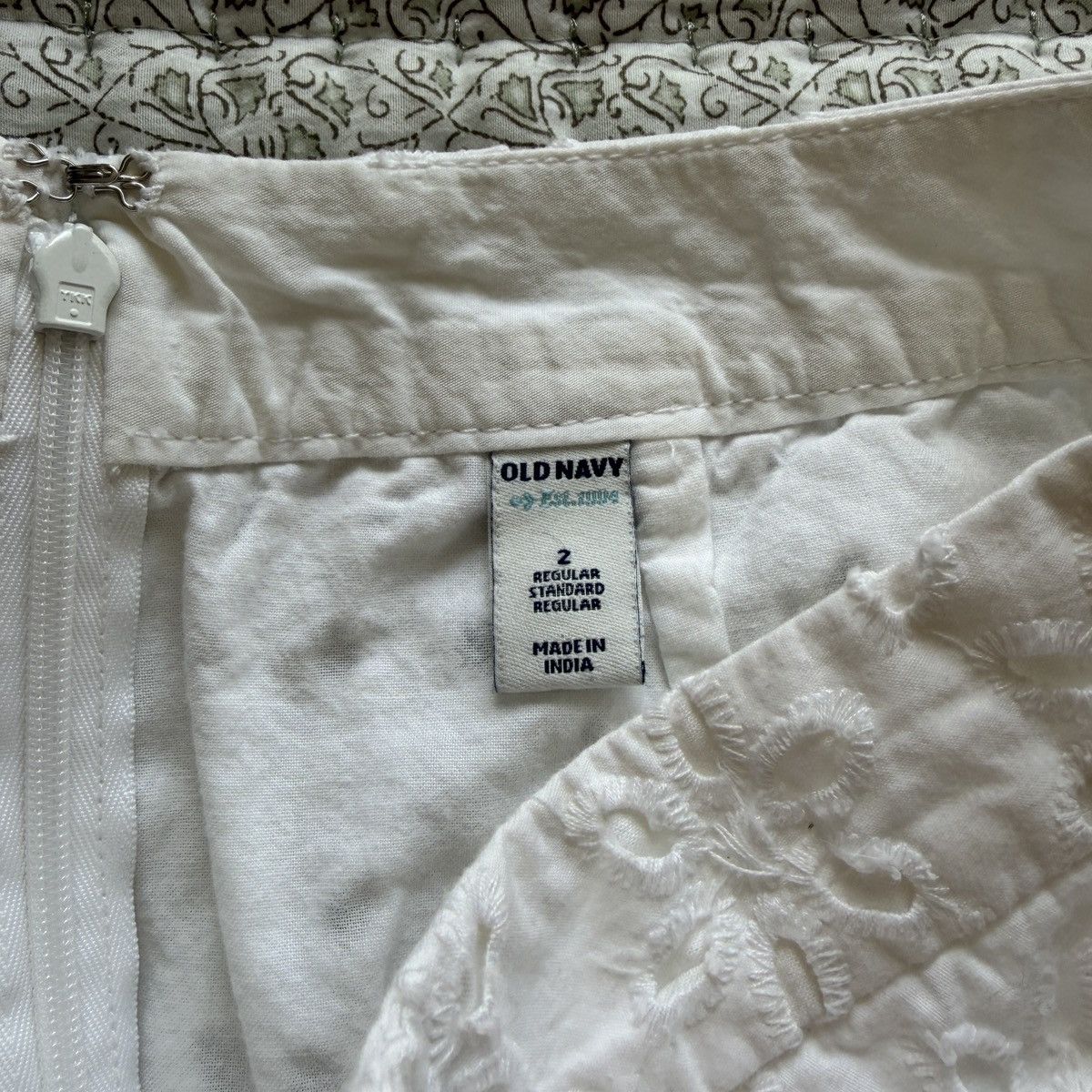 Old Navy Old navy eyelet white lace mini skirt Size 26" / US 2 / IT 38 - 4 Thumbnail