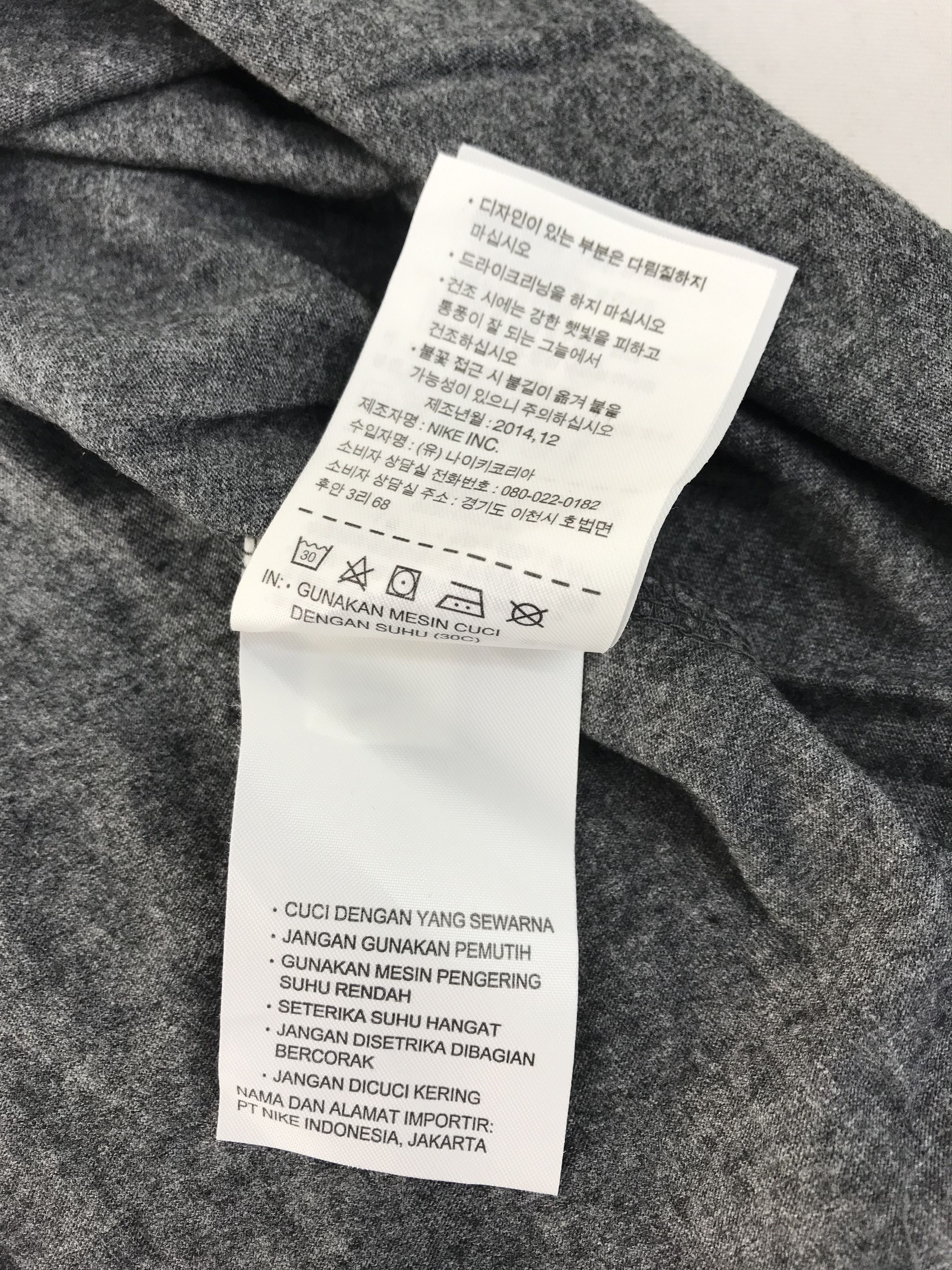 Nike Vintage Style Nike Swoosh Big Logo Printed Grey Tee T-shirt Size US S / EU 44-46 / 1 - 8 Thumbnail