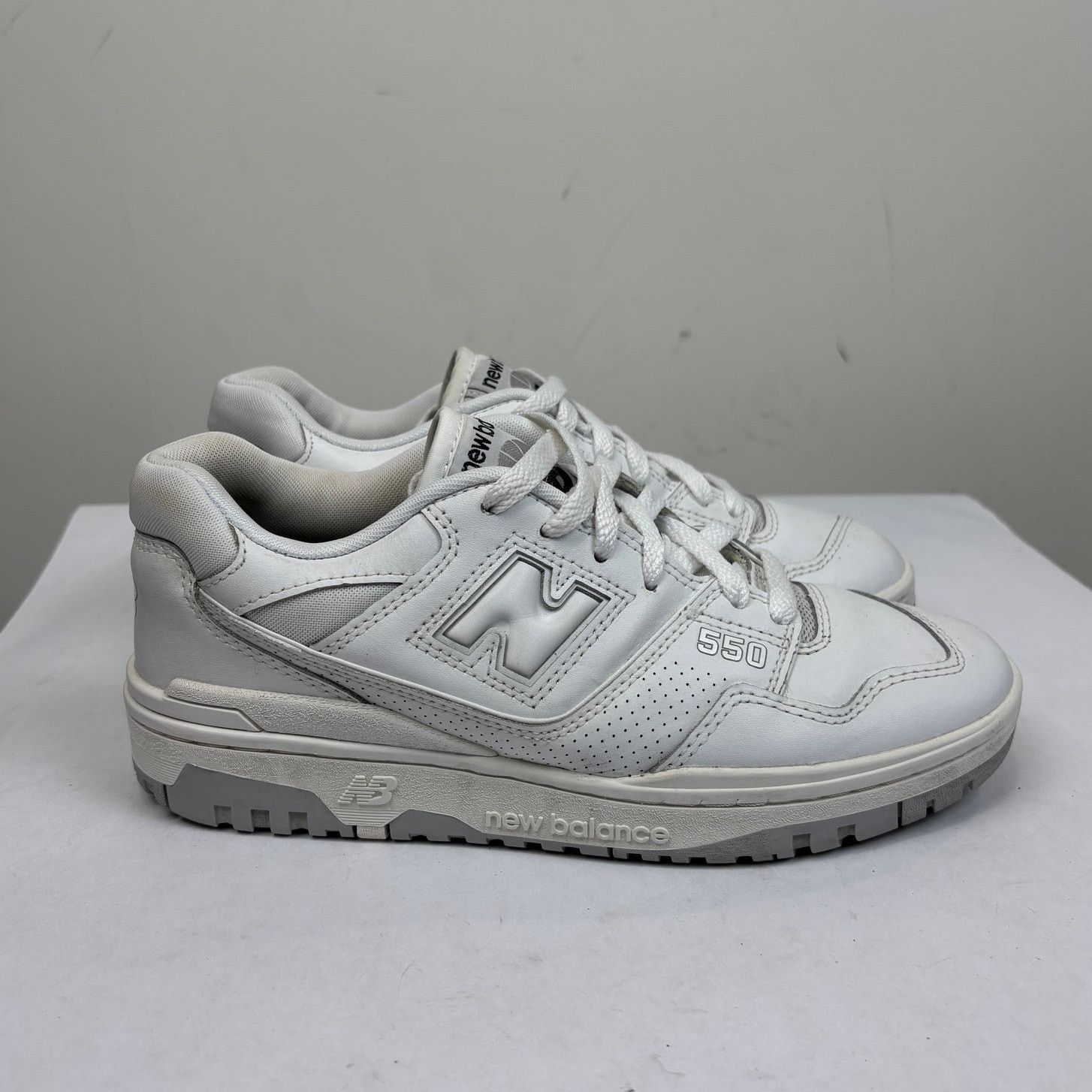 New Balance New Balance BB550 White Sneakers Shoes Unisex W's 7 M's 5.5 Size US 5.5 / EU 38 - 3 Thumbnail