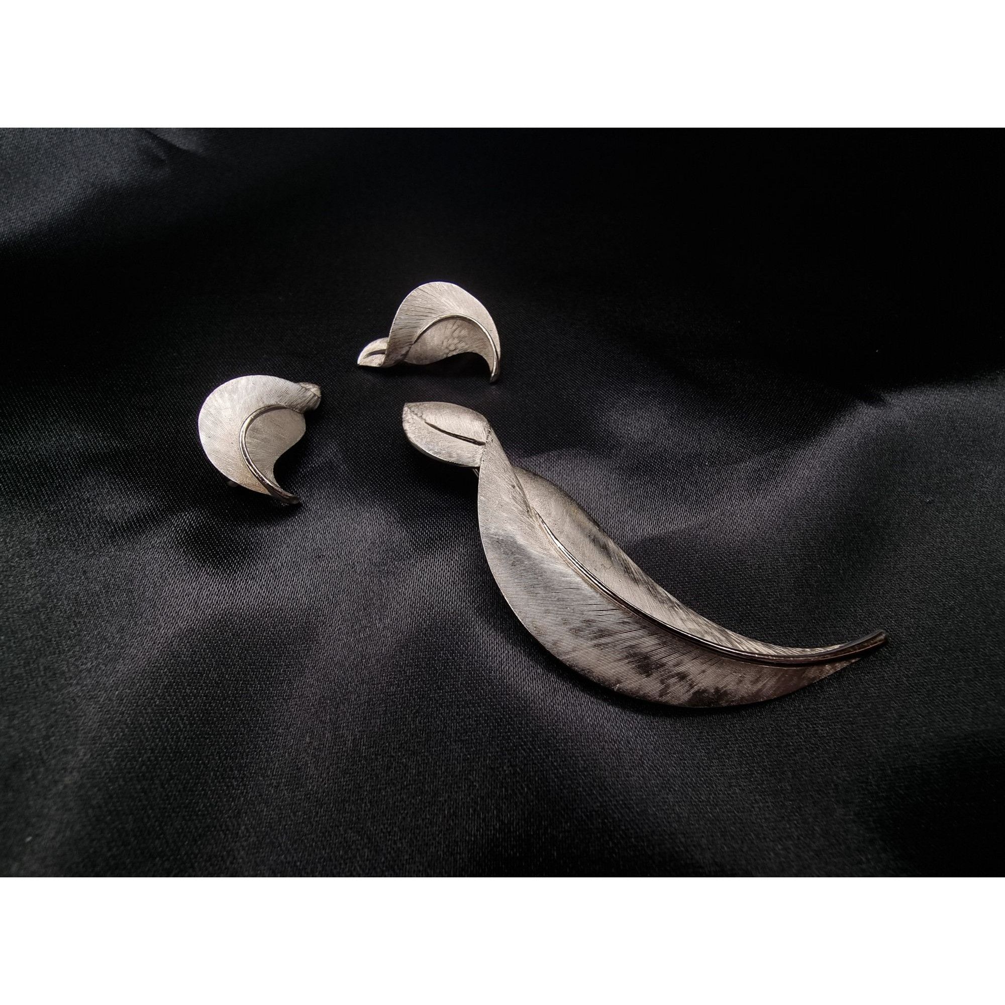 Vintage Vintage 1960s Trifari Silver Leaf Set – Brooch & Earrings Size ONE SIZE - 1 Thumbnail