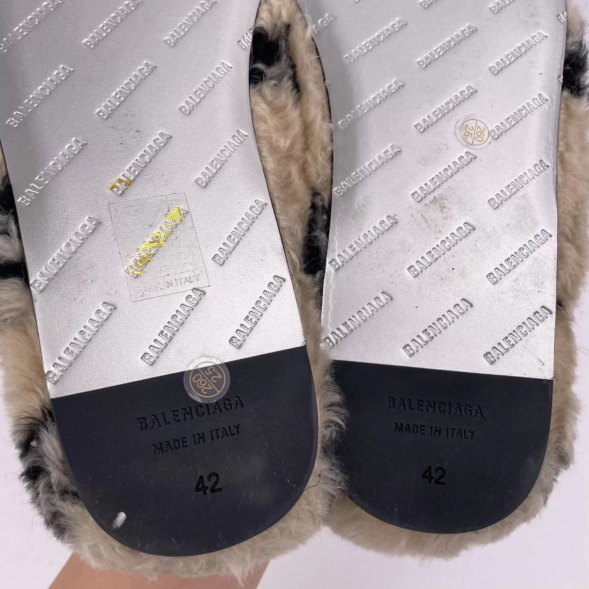 Balenciaga Balenciaga Men's White Fleece Slippers 42 Size US 9 / EU 42 - 4 Thumbnail