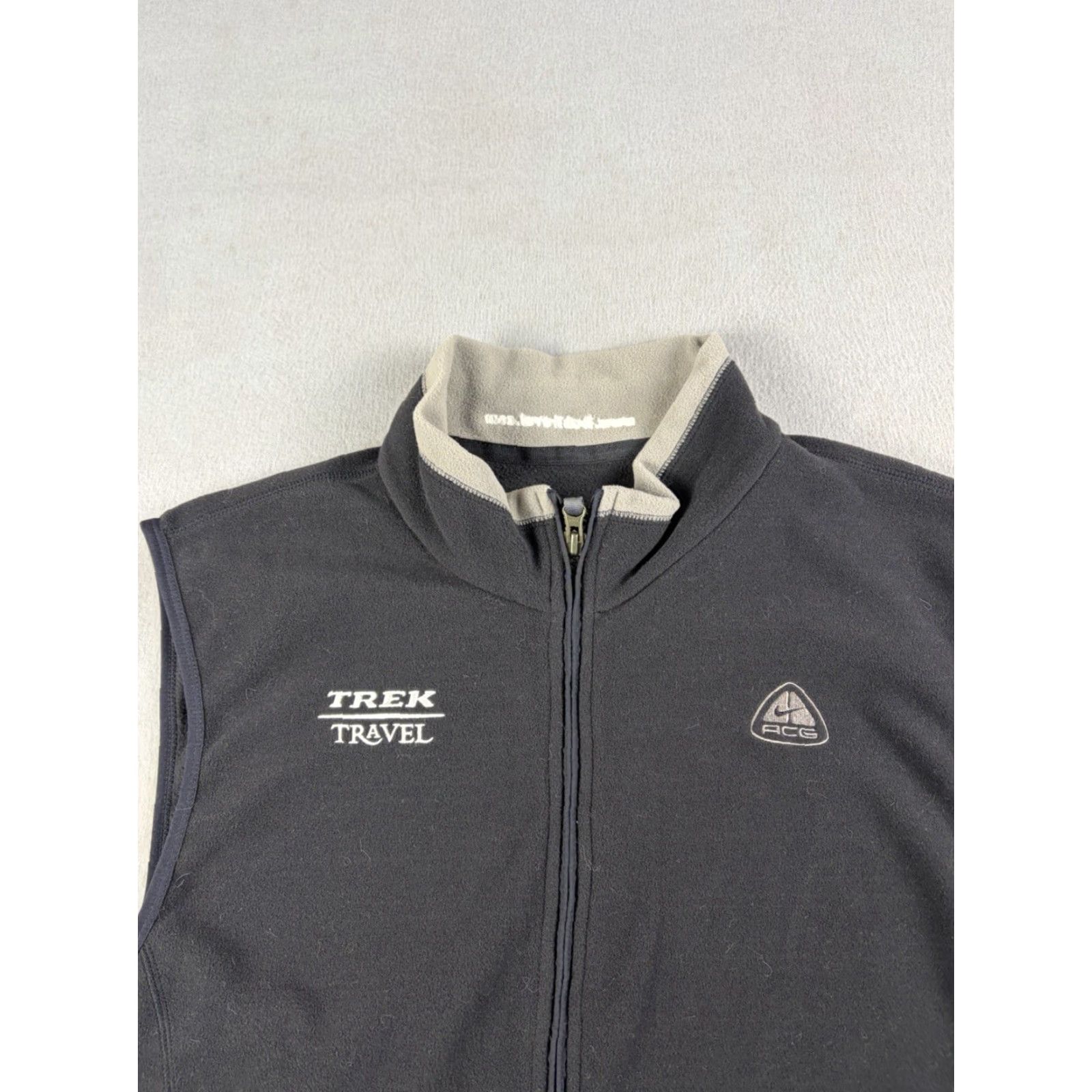 Nike VINTAGE Nike ACG Vest Men L Black Full Zip Fleece Trek Outdoors 90s Logo Embroidered Polyester Lining Zip Casual Mens Size US L / EU 52-54 / 3 - 2 Thumbnail