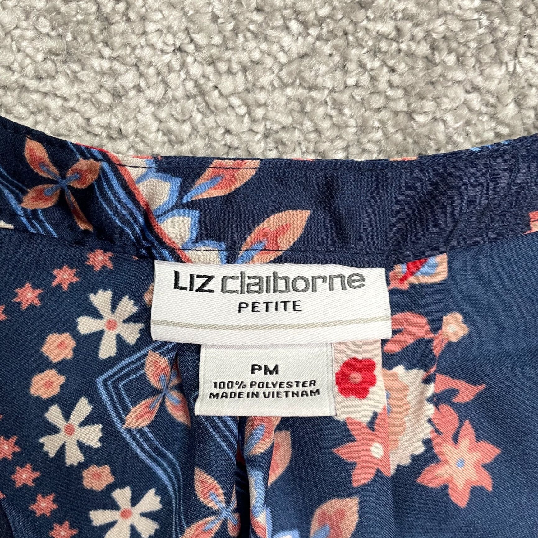 Liz Claiborne Liz Claiborne Satin Blouse Womens Petite Medium Navy Blue Floral V-Neck Casual Size M / US 6-8 / IT 42-44 - 5 Thumbnail