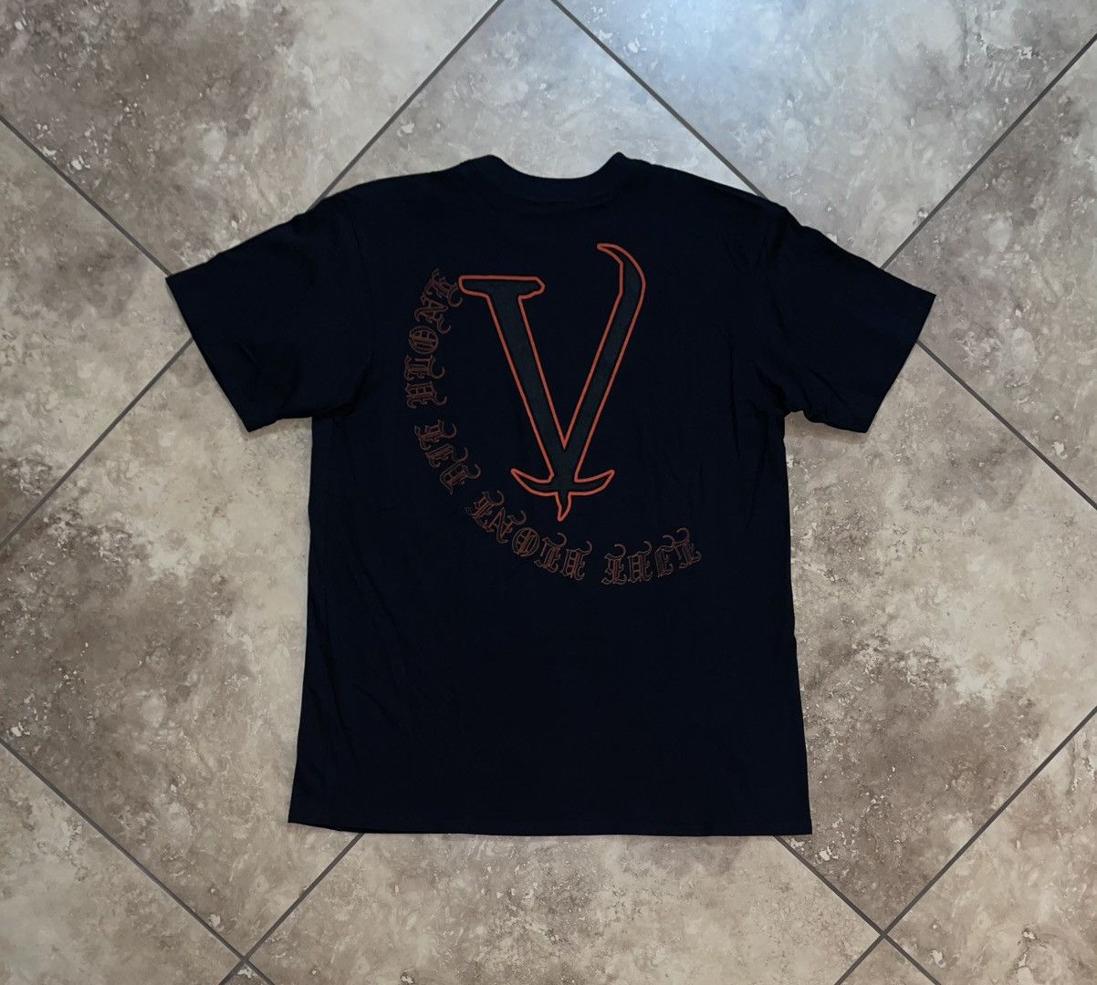 Vlone Vlone Old English Script Tee Black/Orange Size Medium Size US M / EU 48-50 / 2 - 2 Thumbnail
