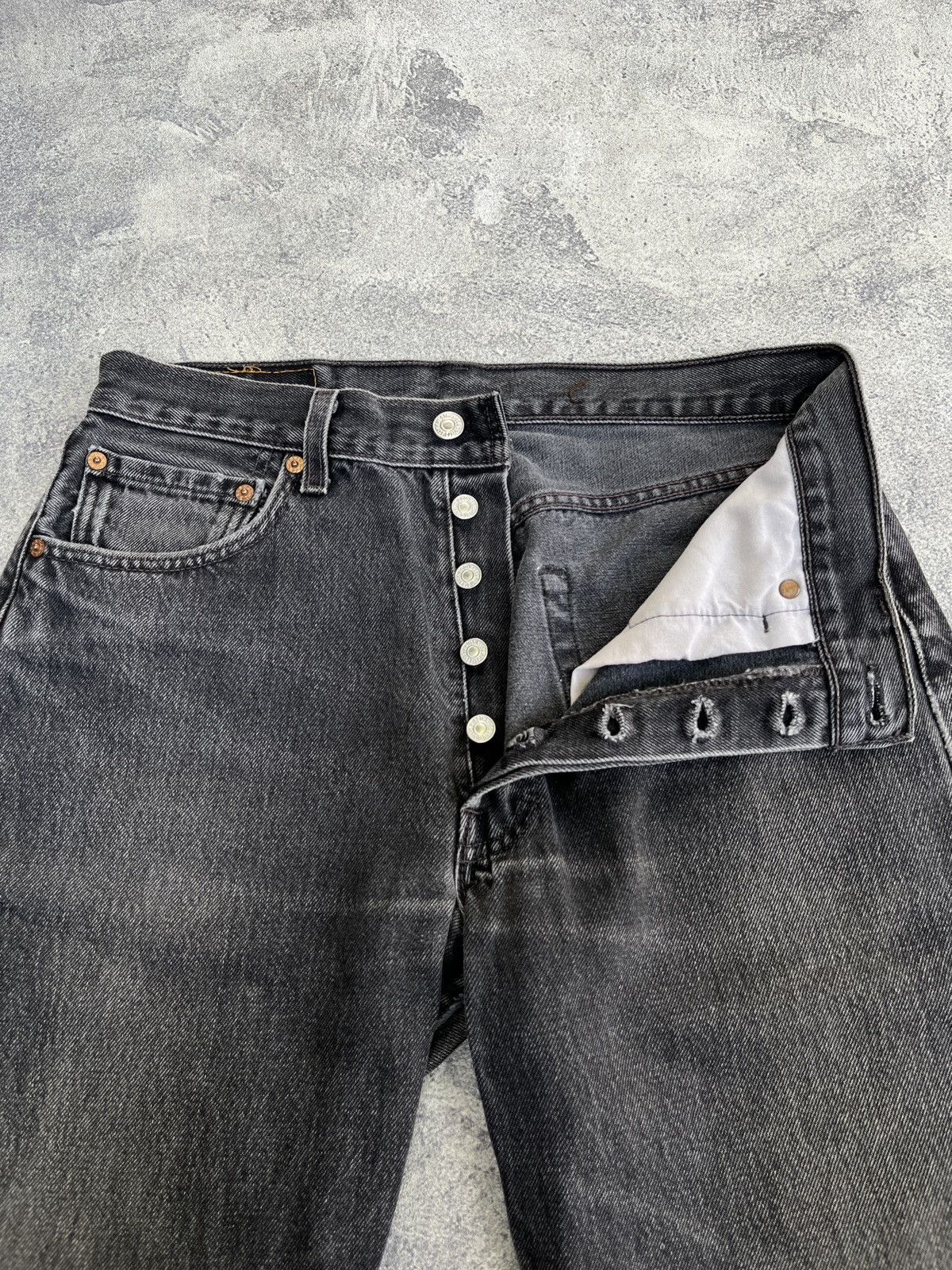 Levi's Vintage Clothing Vintage 1999 Black Faded Levi’s 501 Size US 32 / EU 48 - 2 Thumbnail