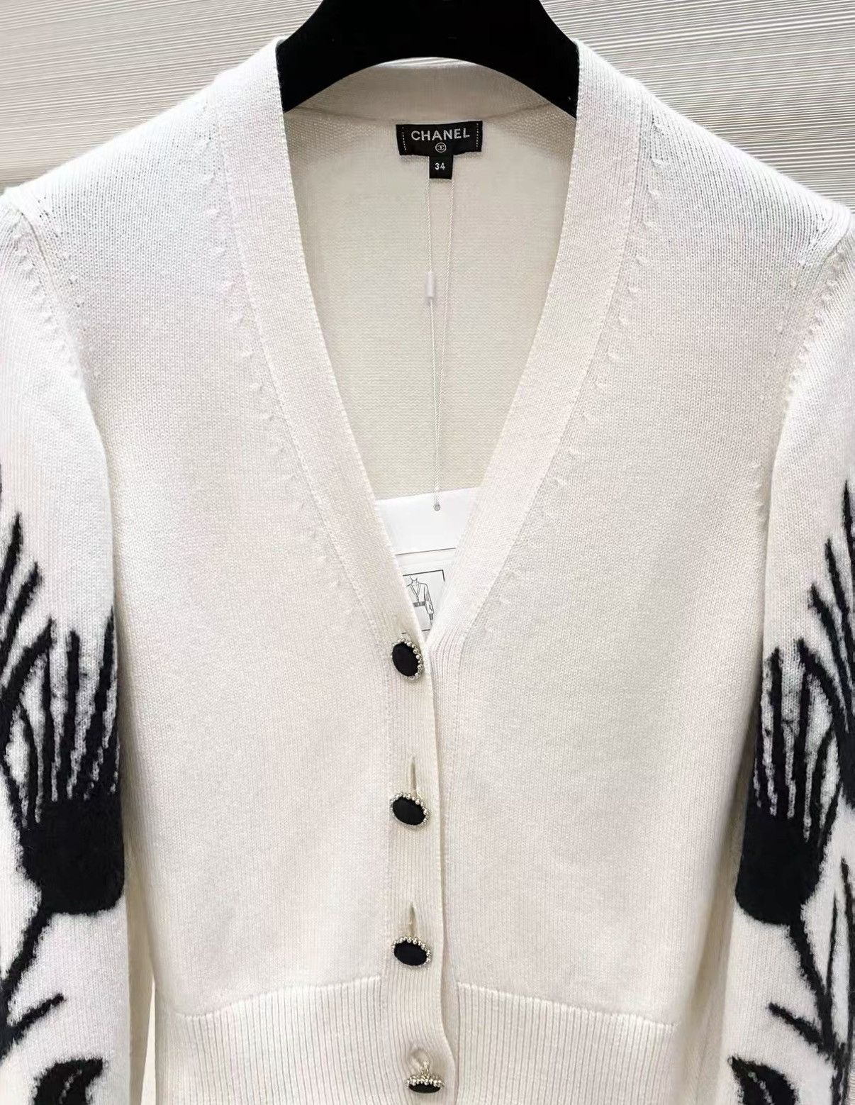 Chanel Chanel Classic Castle Collection White Cashmere Cardigan J33 Size XS / US 0-2 / IT 36-38 - 2 Thumbnail