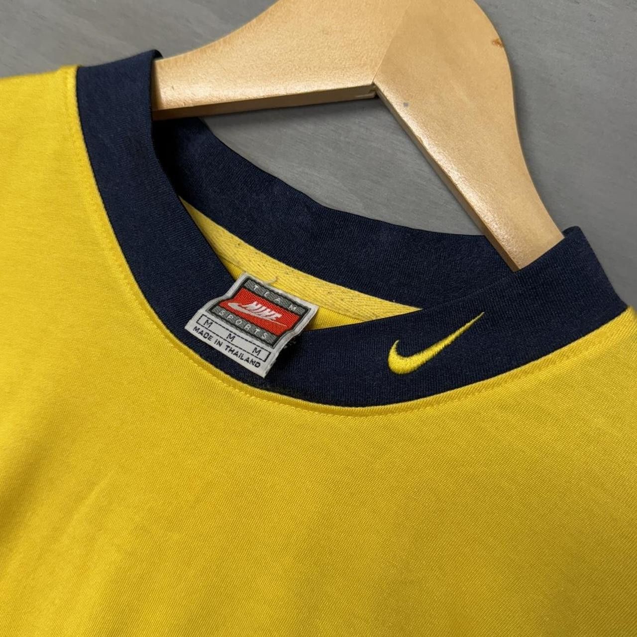 Nike Vintage Nike Michigan Wolverines Long Sleeve Shirt Medium Size US M / EU 48-50 / 2 - 2 Thumbnail