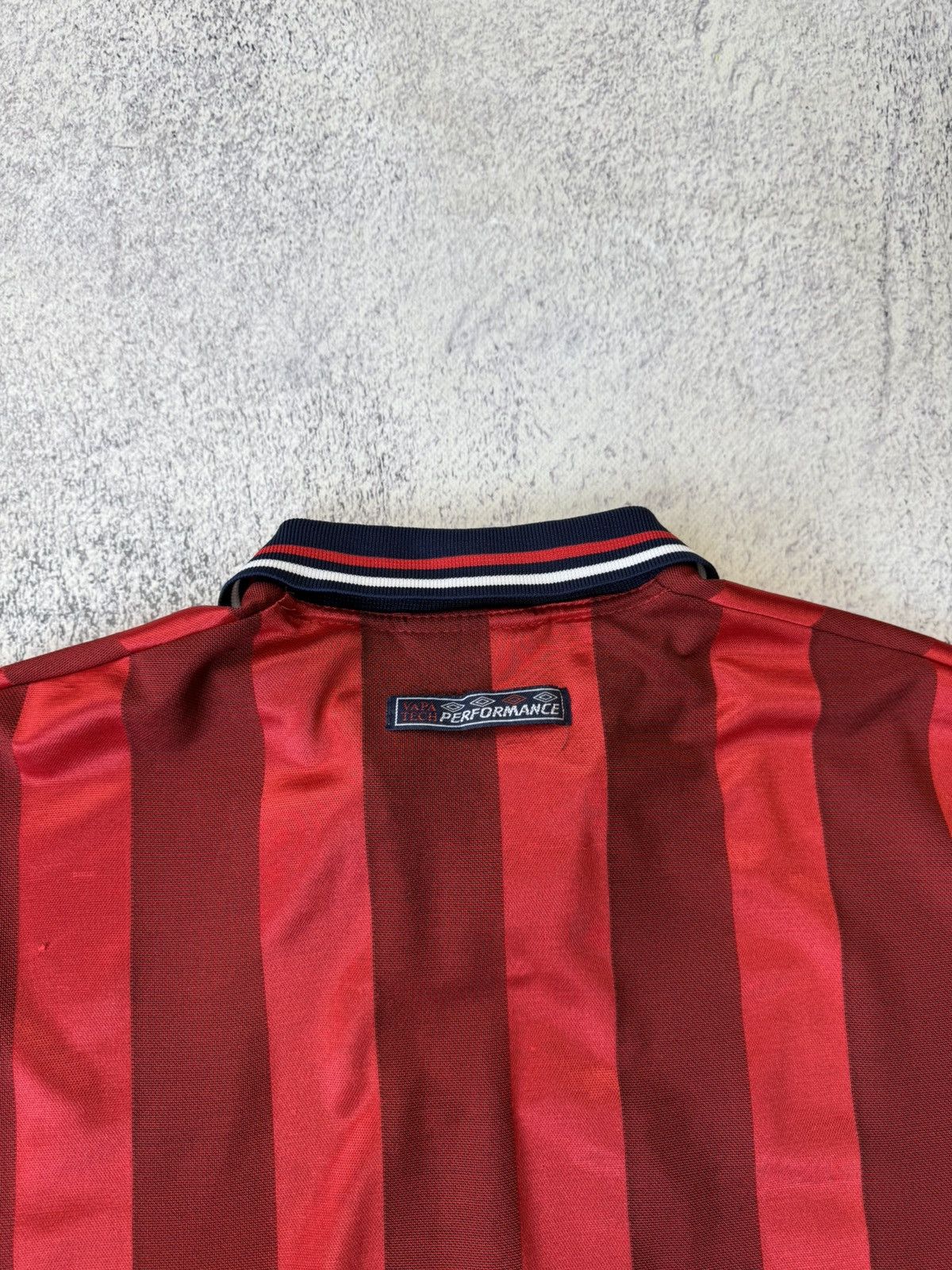 Umbro ENGLAND UMBRO 1997 1998 AWAY VINTAGE FOOTBALL JERSEY SHIRT Size US L / EU 52-54 / 3 - 23 Thumbnail
