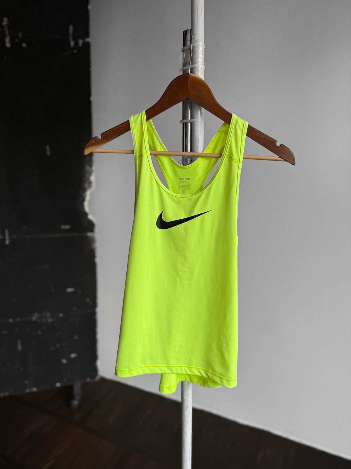Nike Nike Pro Womens Green Sports Tank Top Center Print Active Size XS / US 0-2 / IT 36-38 - 1 Thumbnail
