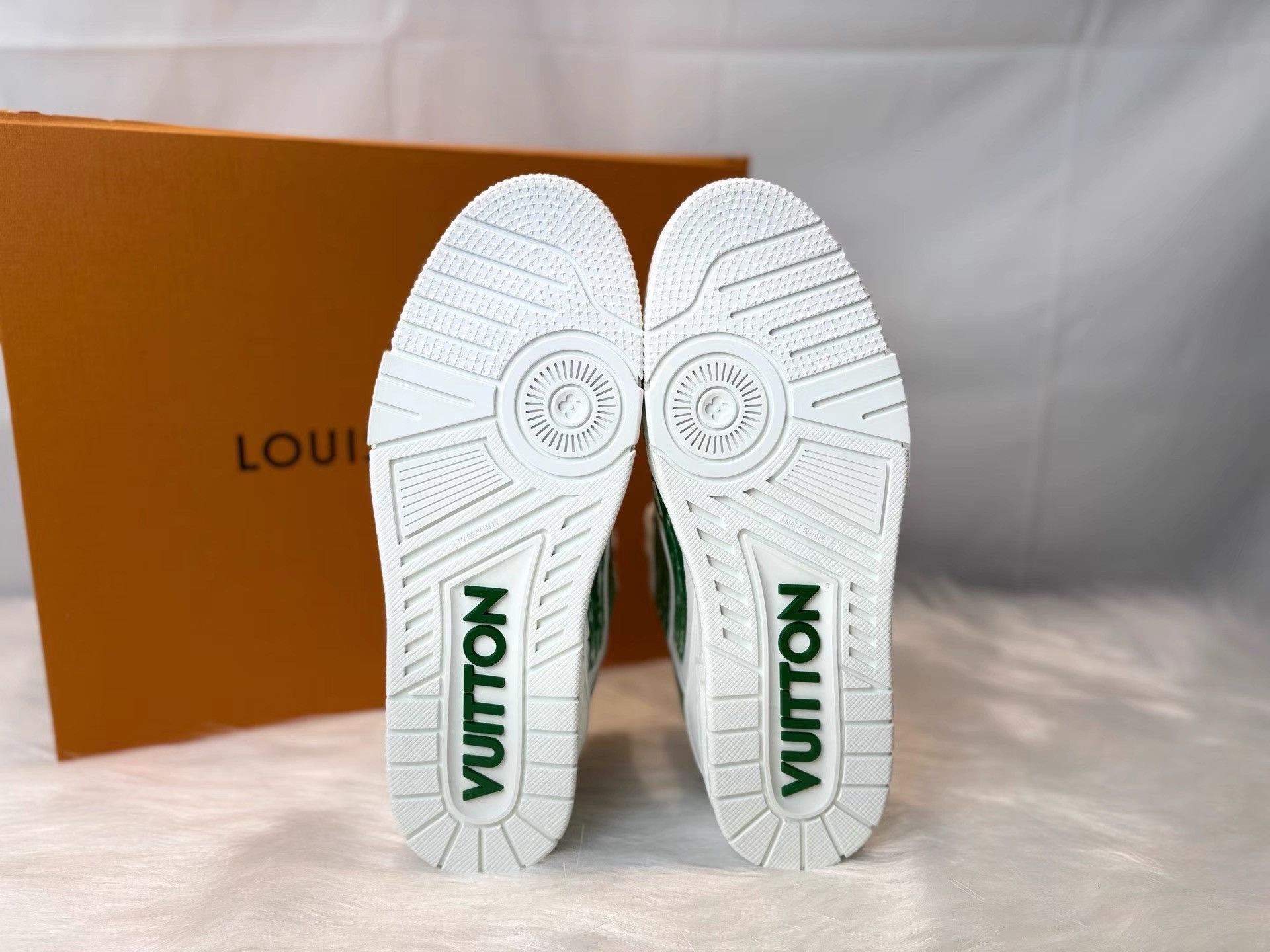 Louis Vuitton Louis Vuitton Artisan Graffiti White Green Sneakers K36 Size US 9.5 / EU 42-43 - 4 Thumbnail