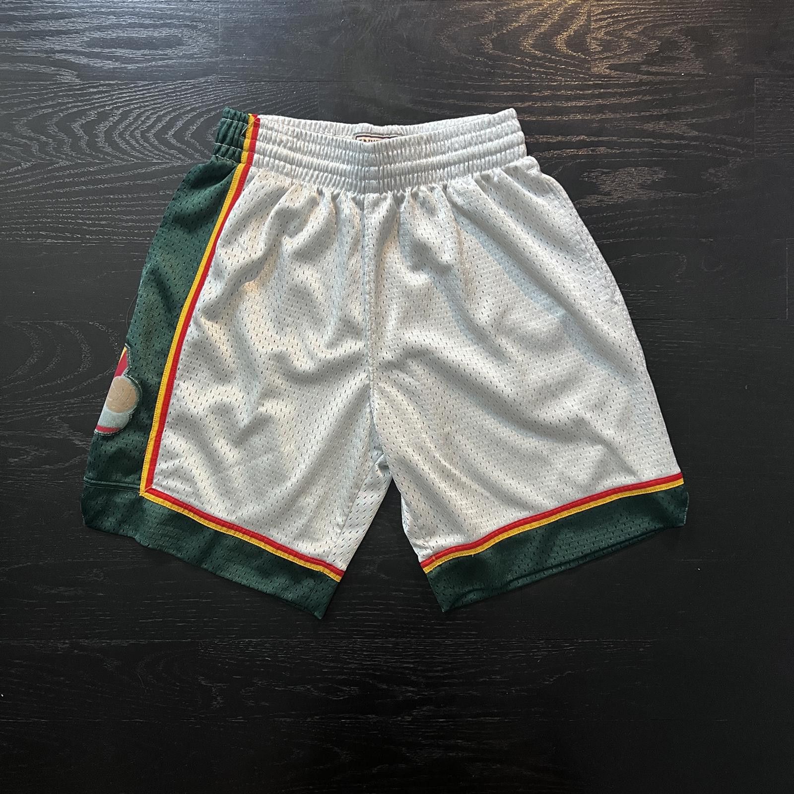 Mitchell & Ness Mitchell & Ness Seattle SuperSonics White Basketball Shorts Size US 30 / EU 46 - 1 Thumbnail