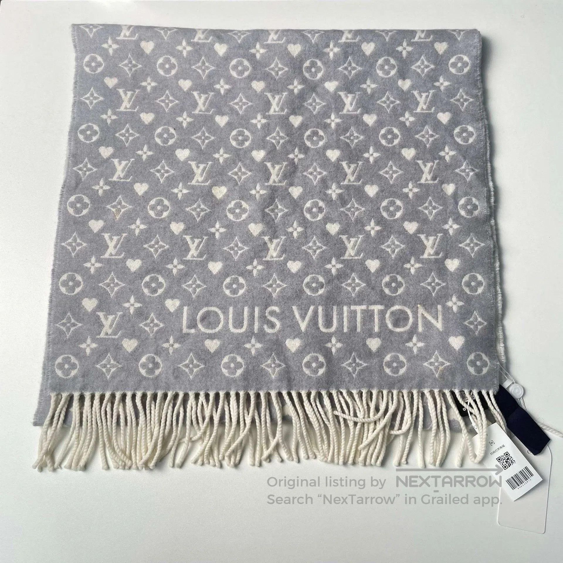 Louis Vuitton Louis Vuitton Gray Heart Monogram Fringed Scarf. Size ONE SIZE - 1 Thumbnail