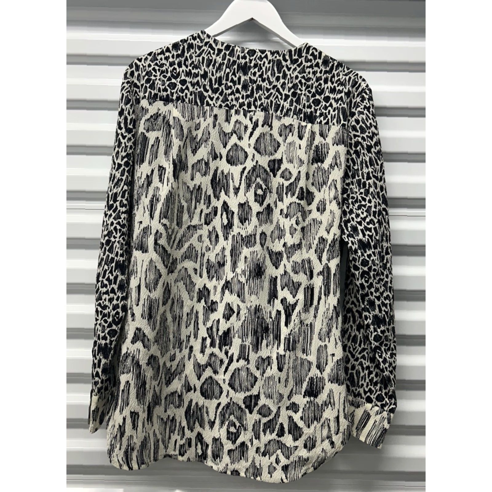 Vintage Derek Lam 10 Crosby Blouse Ice Ivory Leopard V-Neck Long Sleeve Silk Top 2 Women’s Size XS / US 0-2 / IT 36-38 - 2 Thumbnail