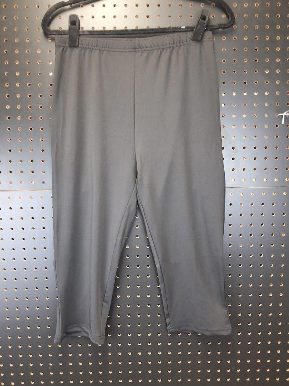 Other Sleek Black Women's Capri Pants Size Large - Versatile & Com Size 36" / US 14 / IT 50 - 1 Thumbnail