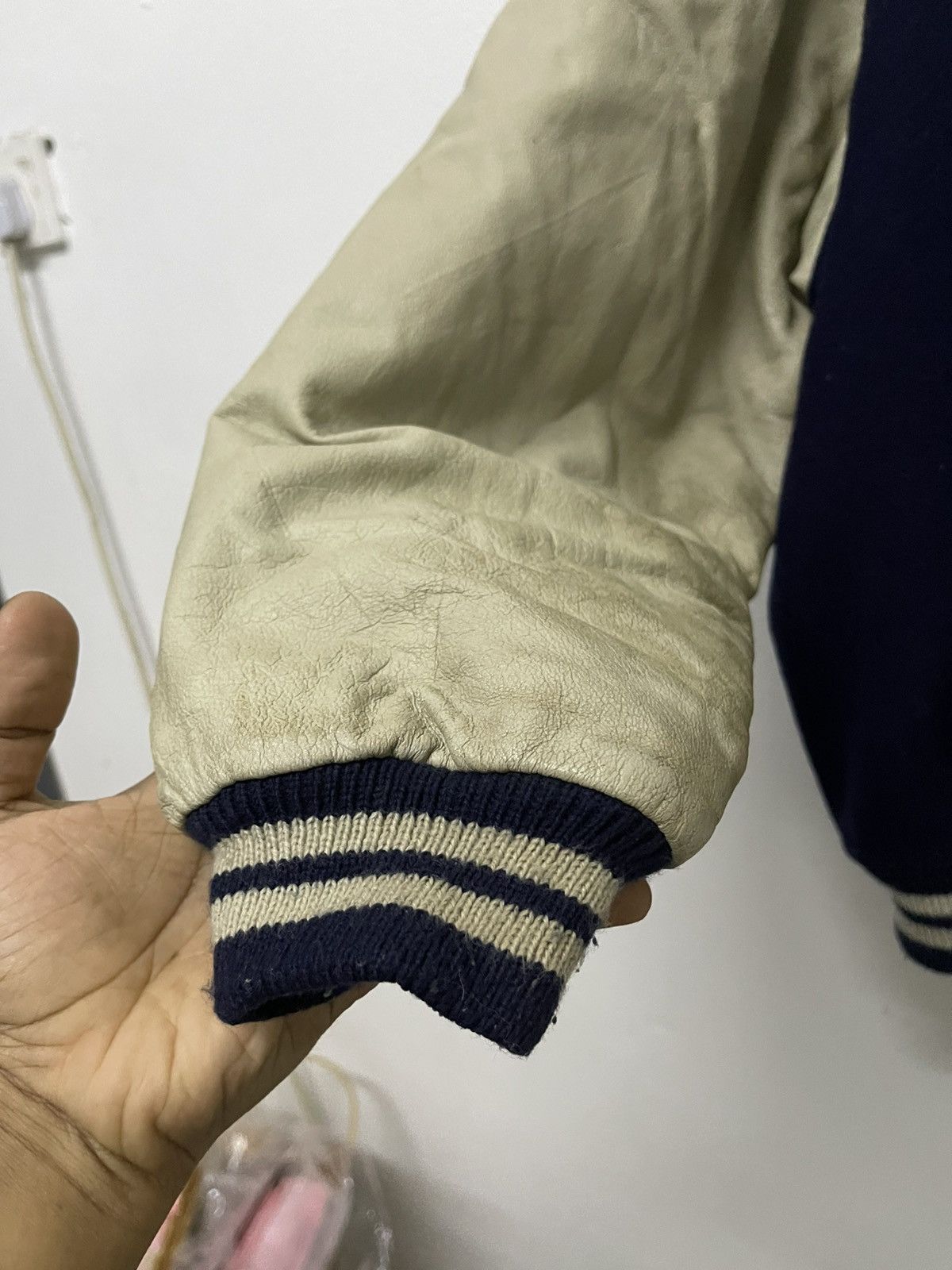 Japanese Brand 2000s SUNTORY BOSS COFFEE VARSITY LEATHER SLEEVE DISTRESSED Size US M / EU 48-50 / 2 - 7 Thumbnail